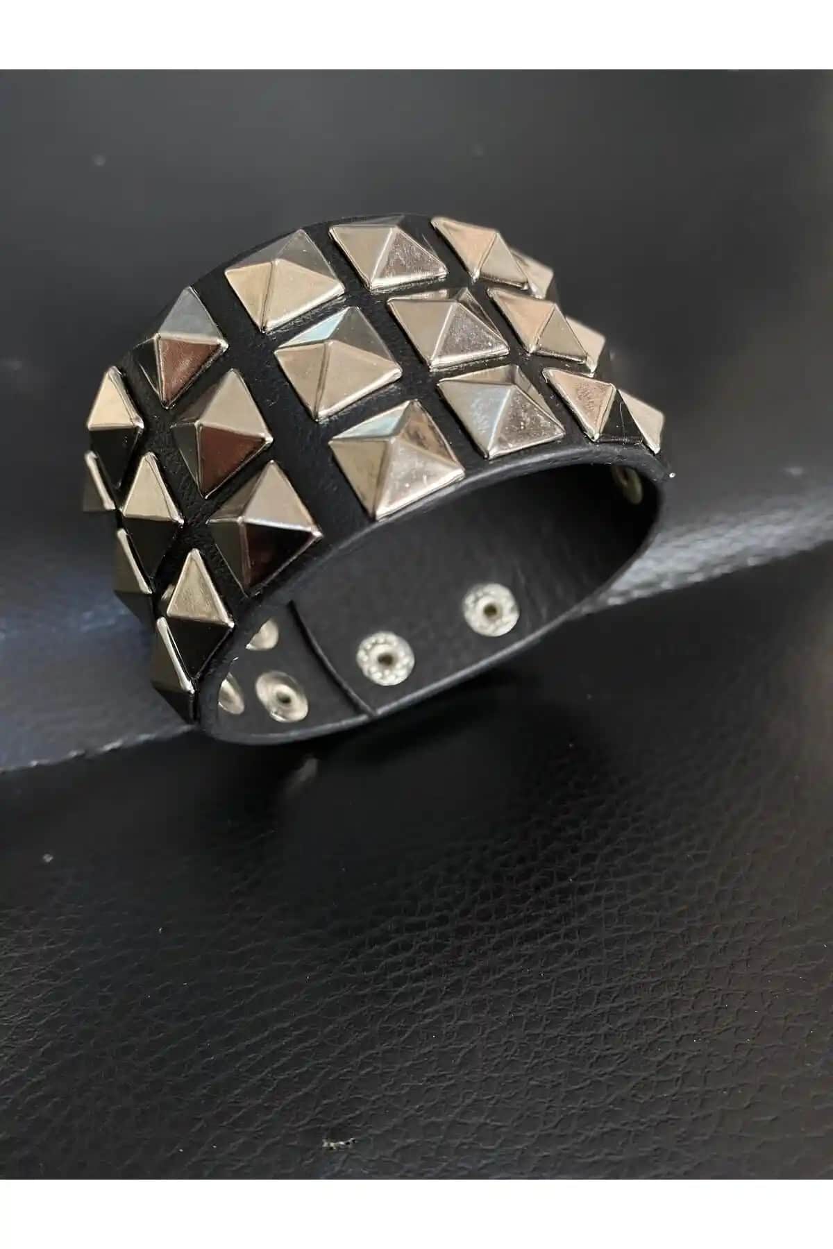 Aksabeltchokers Üç Sıralı Piramit Metal Bileklik Günlük ve Stil Sahibi Kullanım İçin