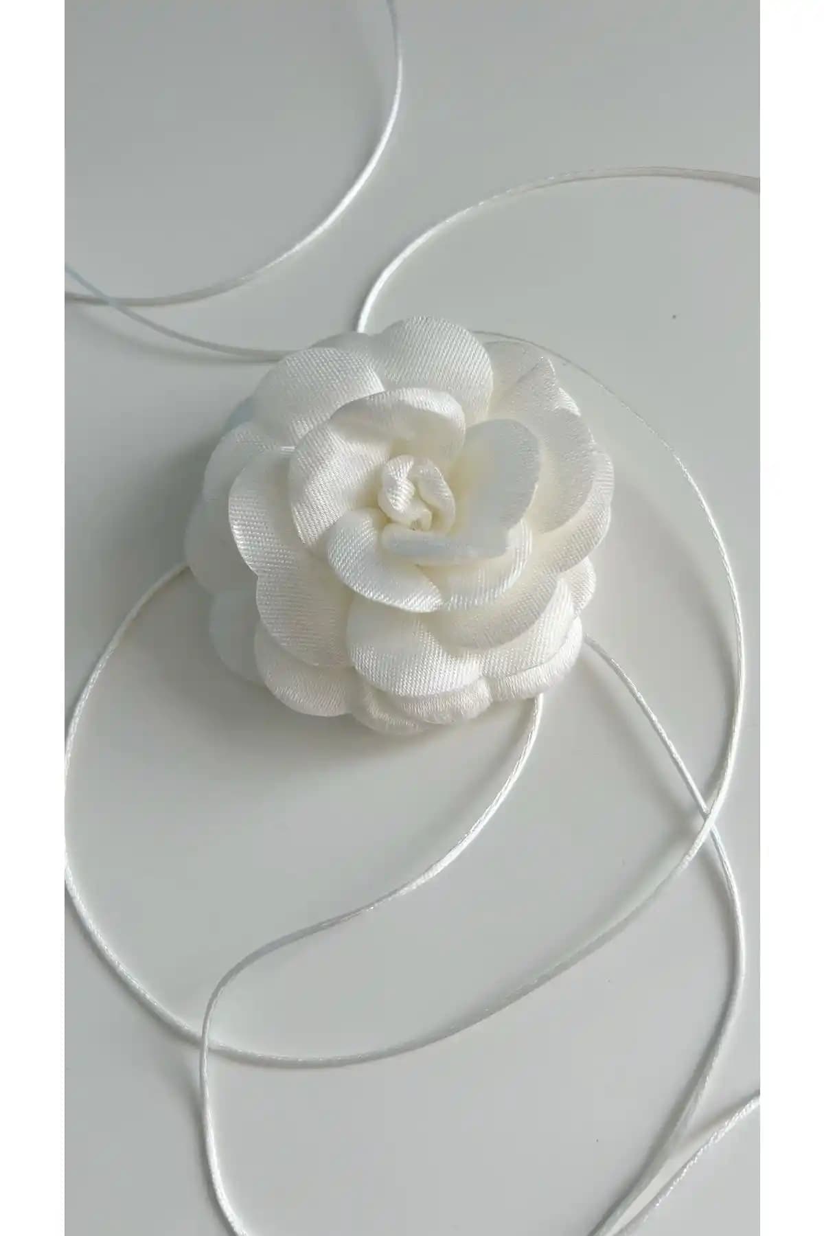 Âlâ Atelier Bağcıklı Kumaş Çiçek Choker Kolye Modern ve Zarif Tasarım