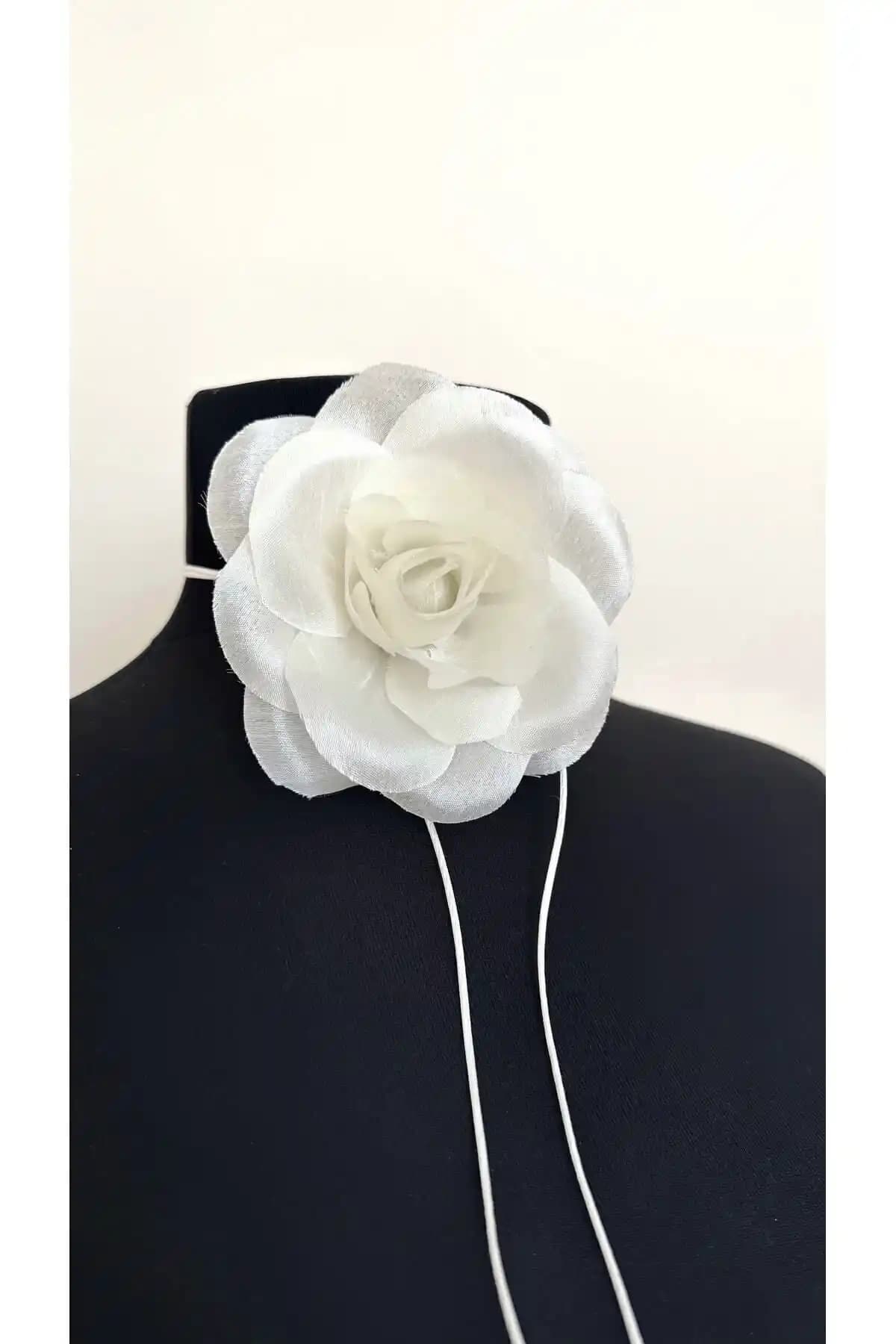 Âlâ Atelier Bağcıklı Kumaş Çiçek Choker Kolye Trend ve Şıklığı Bir Arada Sunuyor