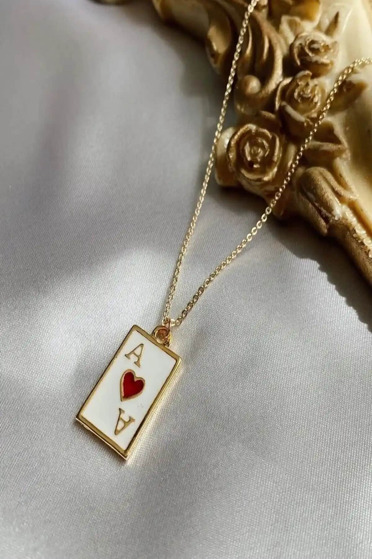 Alexis Carrel Kadın Altın Dikdörtgen Kupa As Kolye Şıklığı ve Kaliteyi Bir Arada Sunar