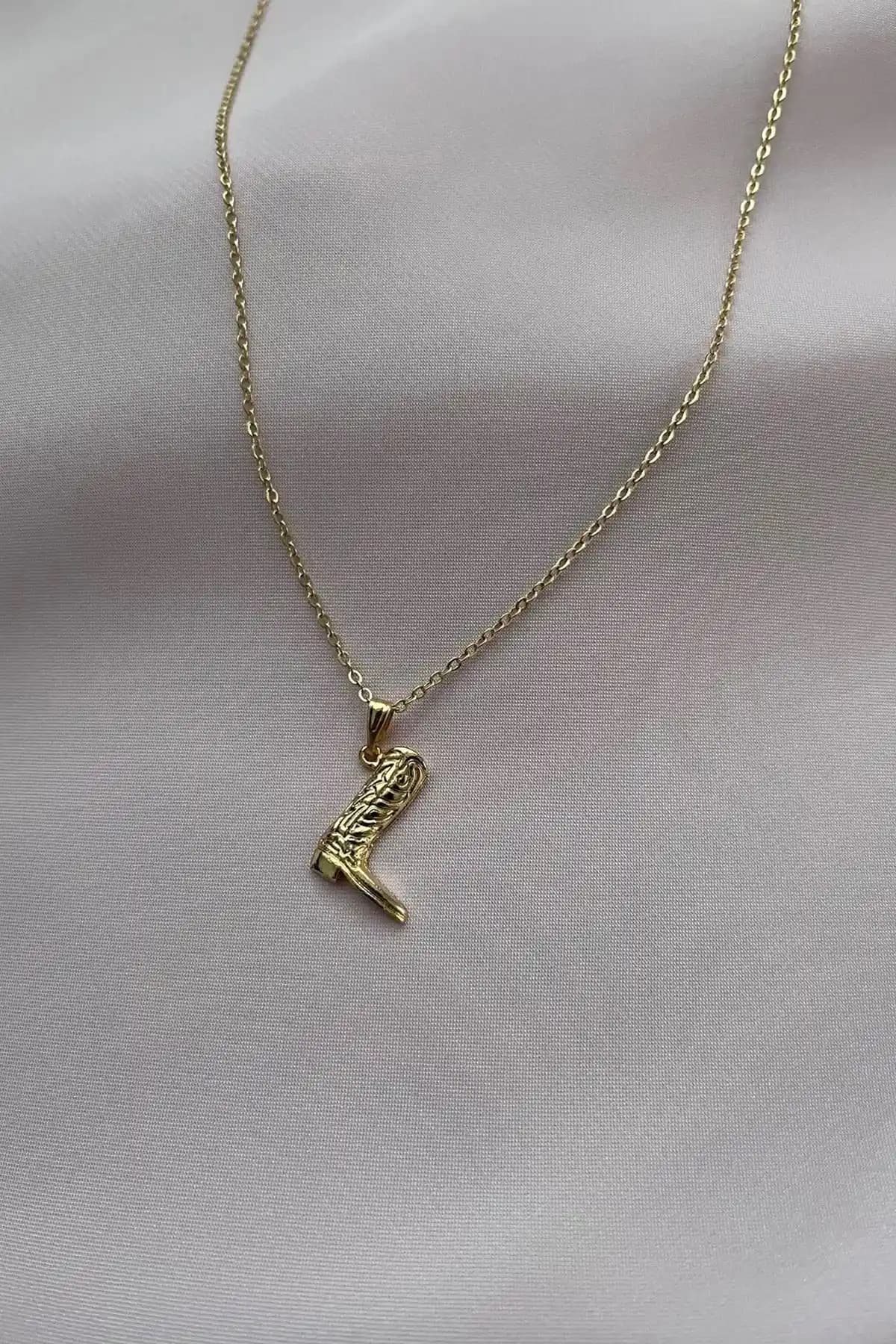 Alexis Carrel Kadın Takıları: Kovboy Çizme ve Kırmızı Mineli Kolye Karşılaştırması