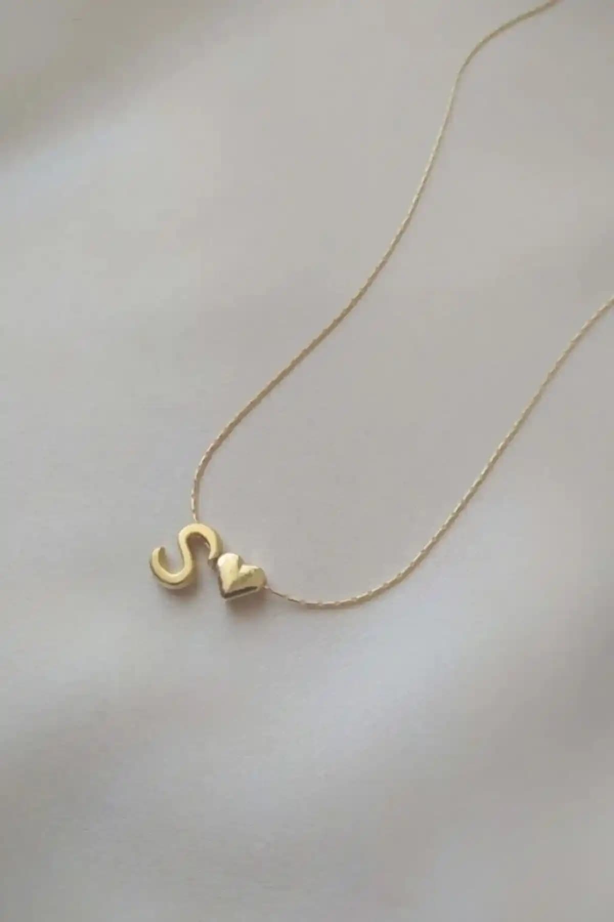 Alexis Carrel Kalp Detaylı S Harfli Kadın Kolye: Şık ve Anlamlı Takı Seçeneği