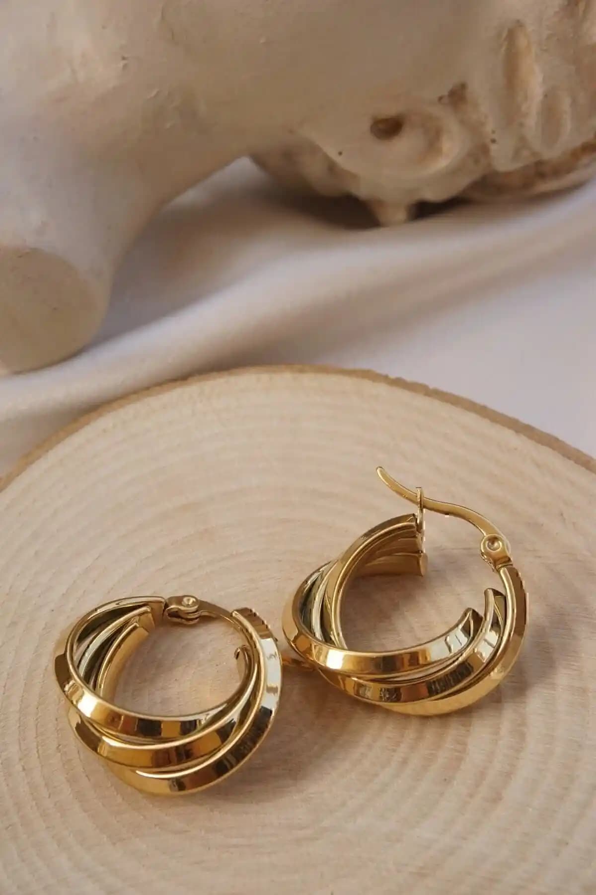 Altın Renkli Çelik Halka Küpe: Zarif ve Dayanıklı Modern Takı Seçeneği