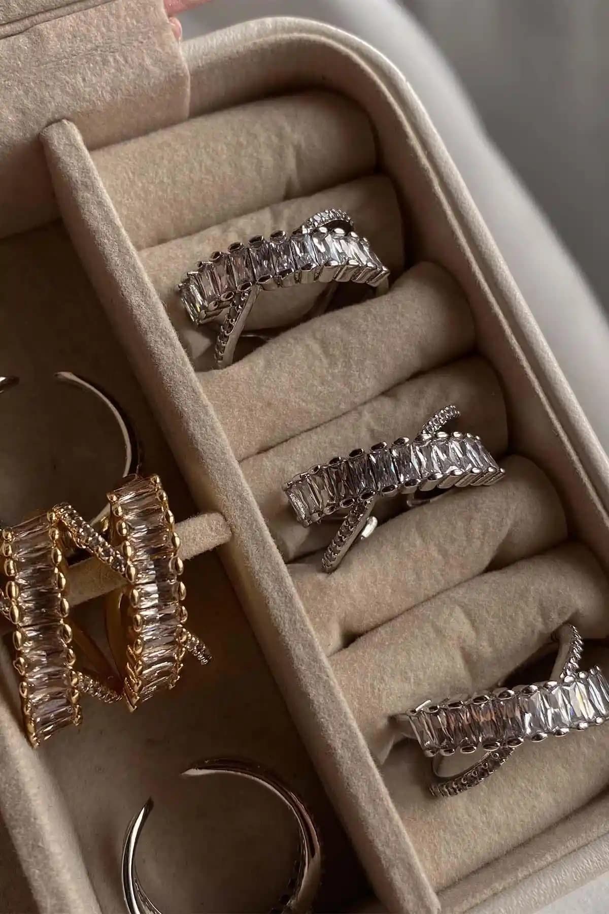 Amoreist İndispensable Çapraz Taşlı Gümüş Yüzük: Zarafet ve Dayanıklılığın Modern Buluşması