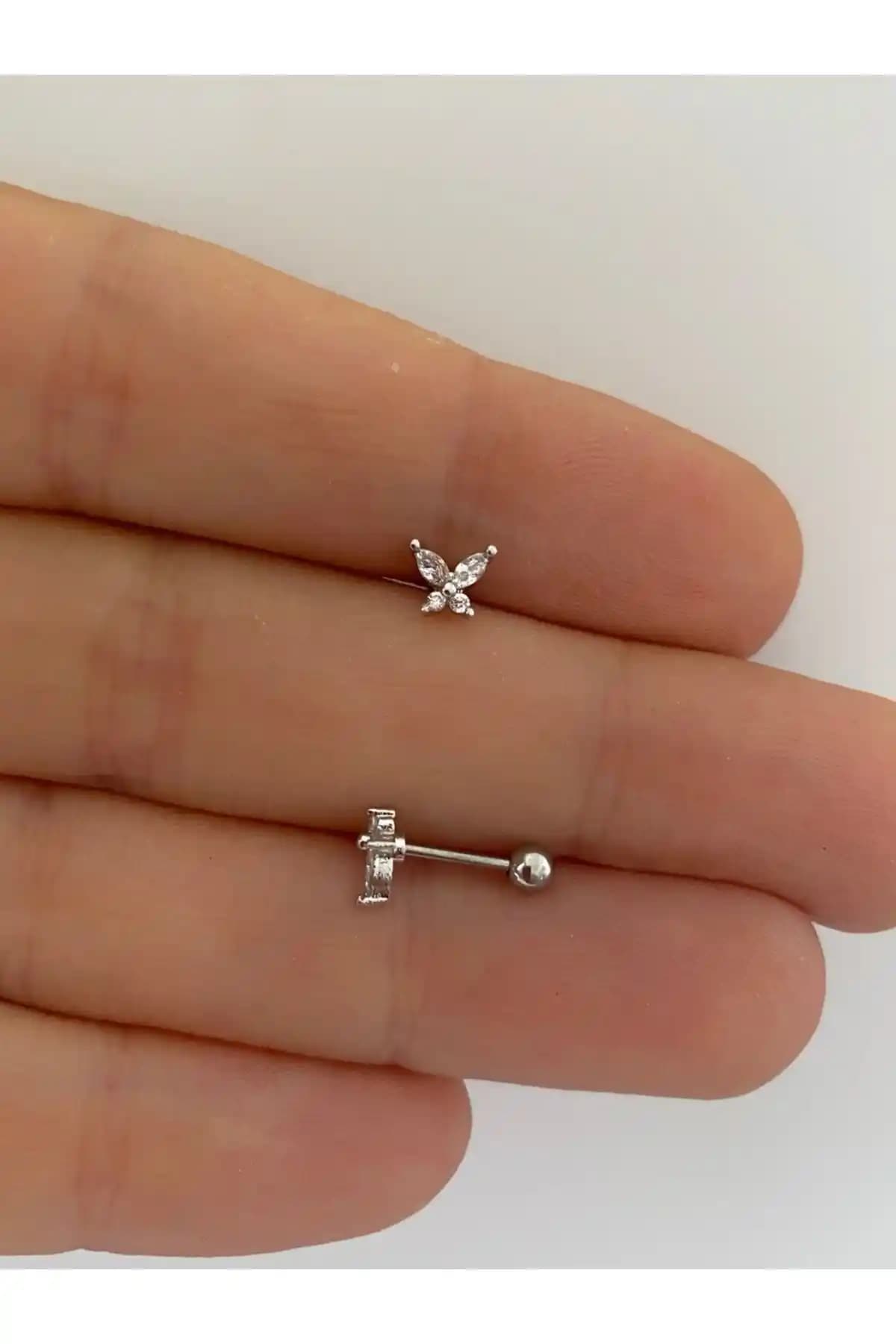 Arescollection Cerrahi Çelik Mini Kelebek Piercing ile Estetik ve Dayanıklılık Sağlayan Kulak Aksesuarları