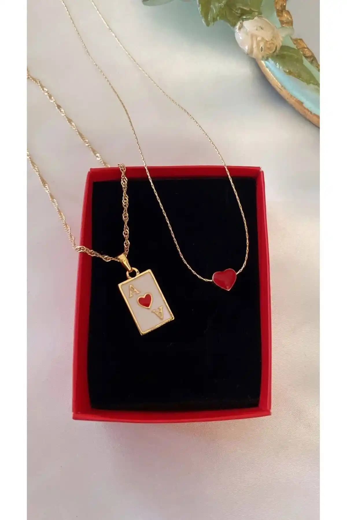 Asia by Leuvoié Kırmızı Mineli Kupa ve Kalp Kolye 2'li Set Şıklık ve Zarafetin İfadesi