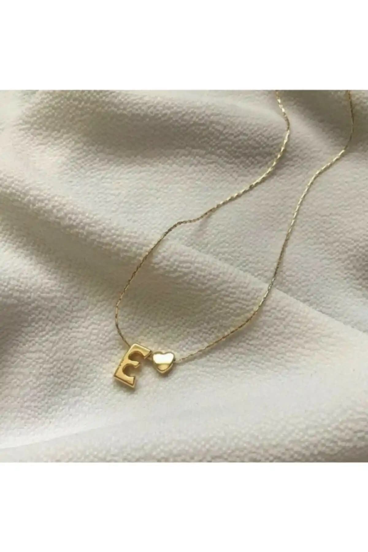 Asia Chic Kadın Sarı E Harfli Kalpli Kolye Şıklık ve Zarafetin Modern Yansıması