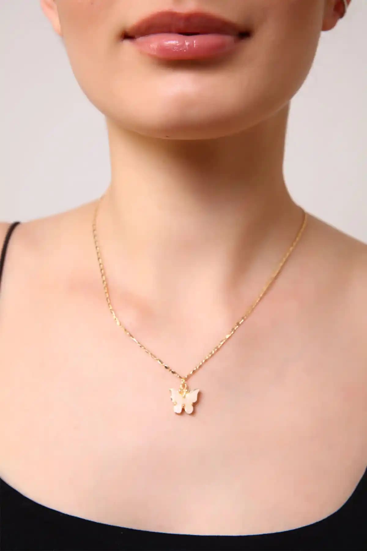 AURRARİ Gold İnce Burgu ve Pudra Kelebek Kolye Karşılaştırması: Stil ve Özellikler