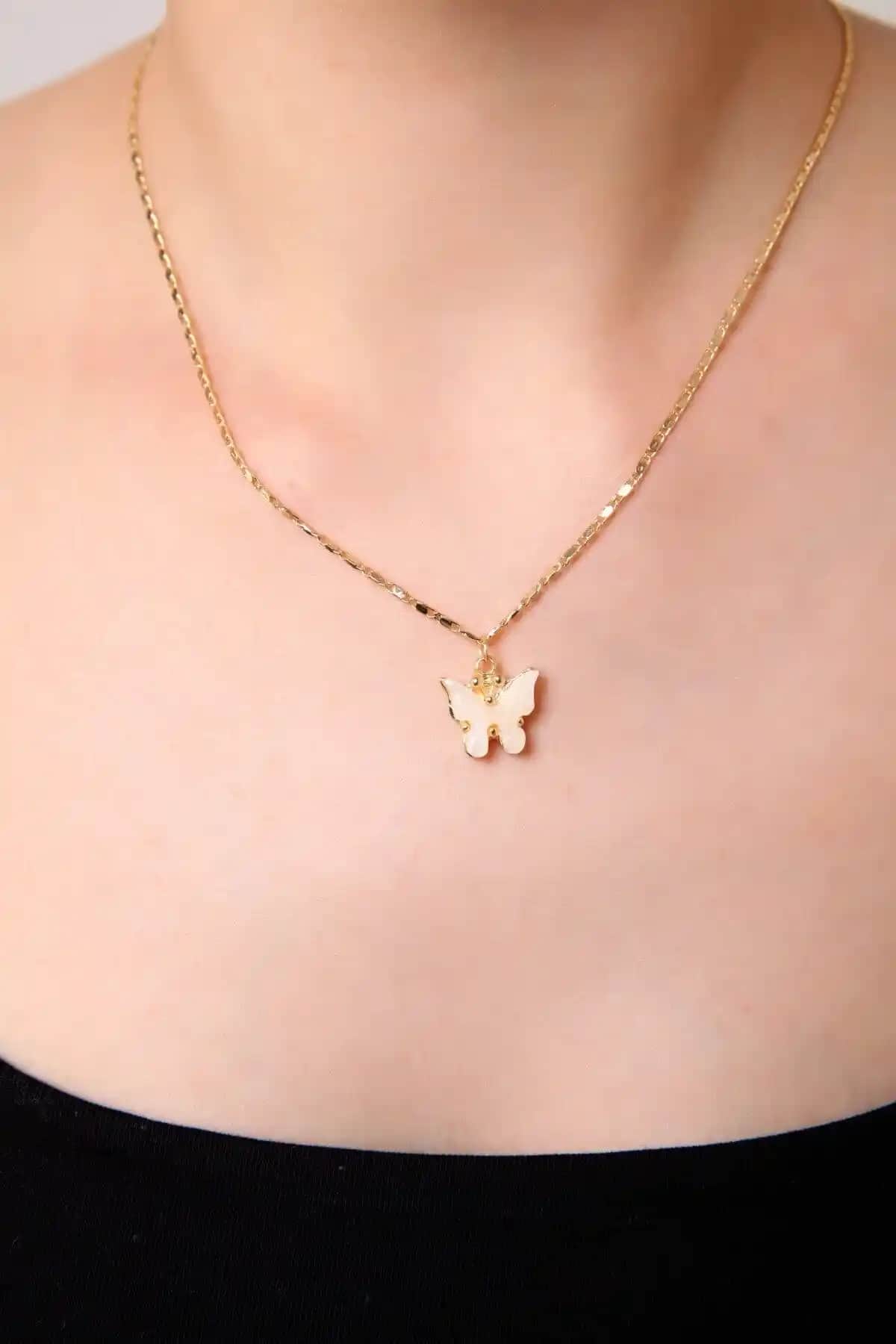 AURRARİ Pudra Kelebek Kolye: Zarif ve Şık Kadın Takıları Arayanlar İçin Üstün Seçenek