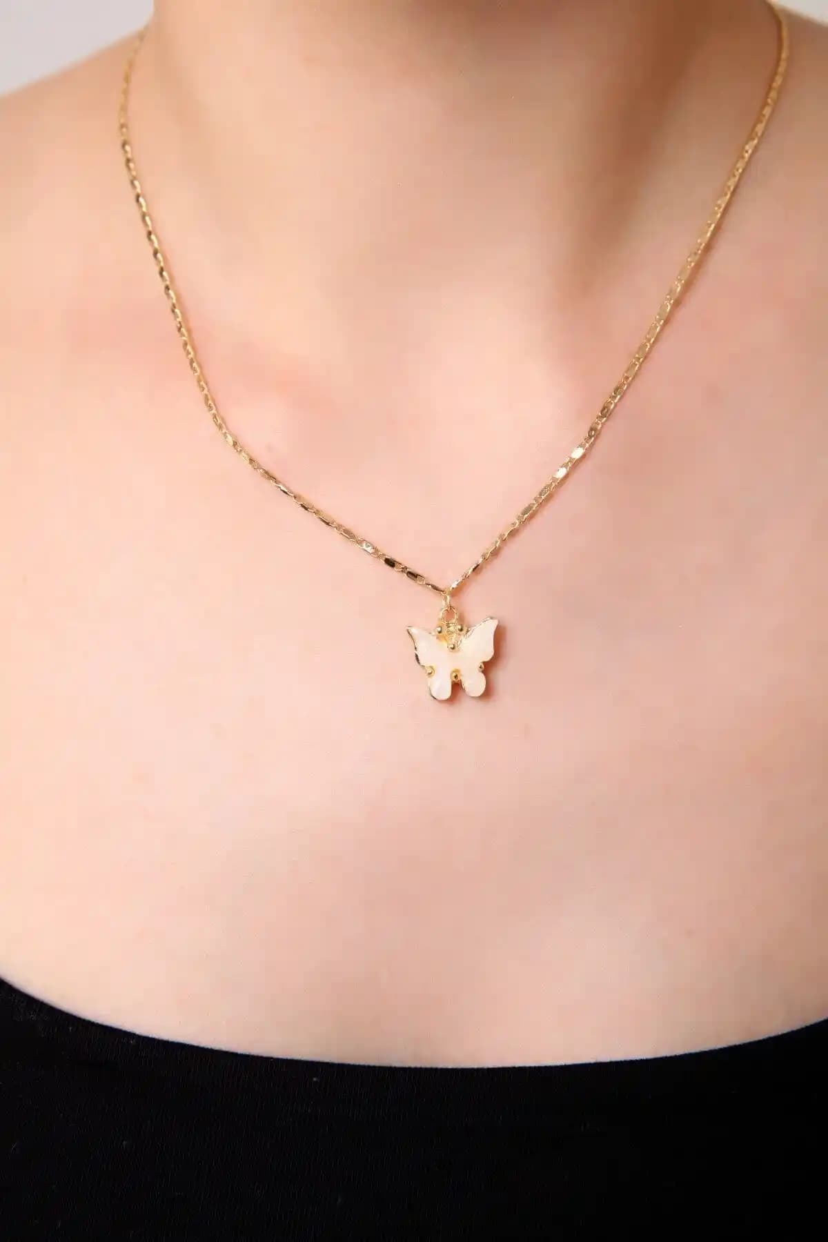 AURRARİ Pudra Kelebek Kolye: Zarif ve Şık Kadın Takıları Arayanlar İçin Üstün Seçenek