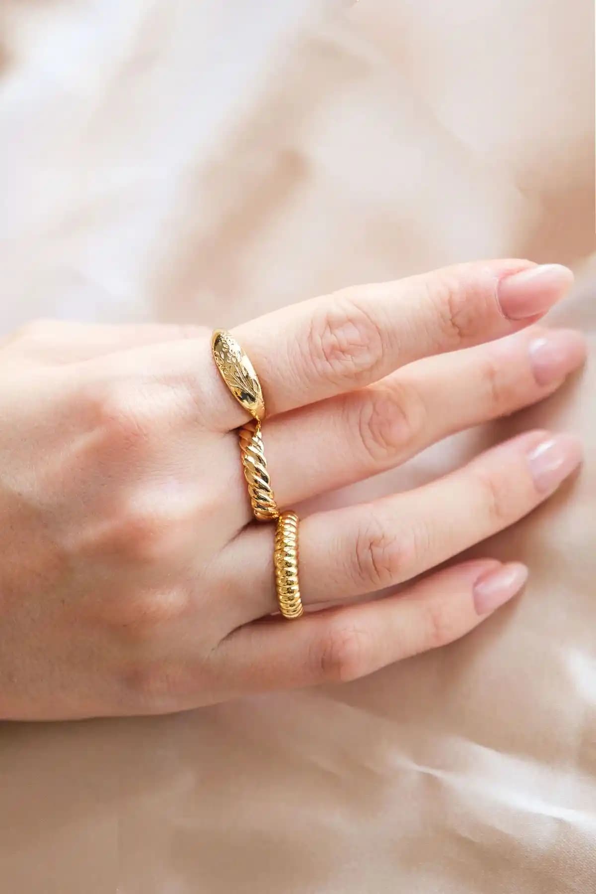 AURRARİ ve X-Lady Kadın 3'lü Altın Yüzük Setleri Karşılaştırması