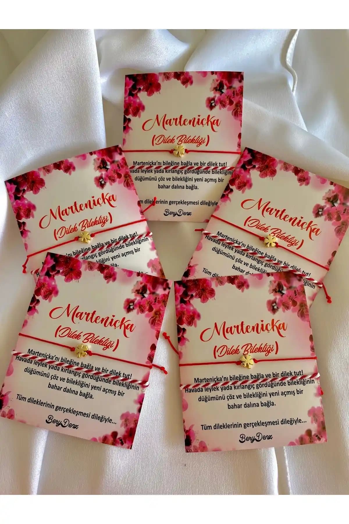 BeryDenz 5 Adet Marteniçka ve Şans Yoncası Figürlü Kırmızı Bileklik Seti