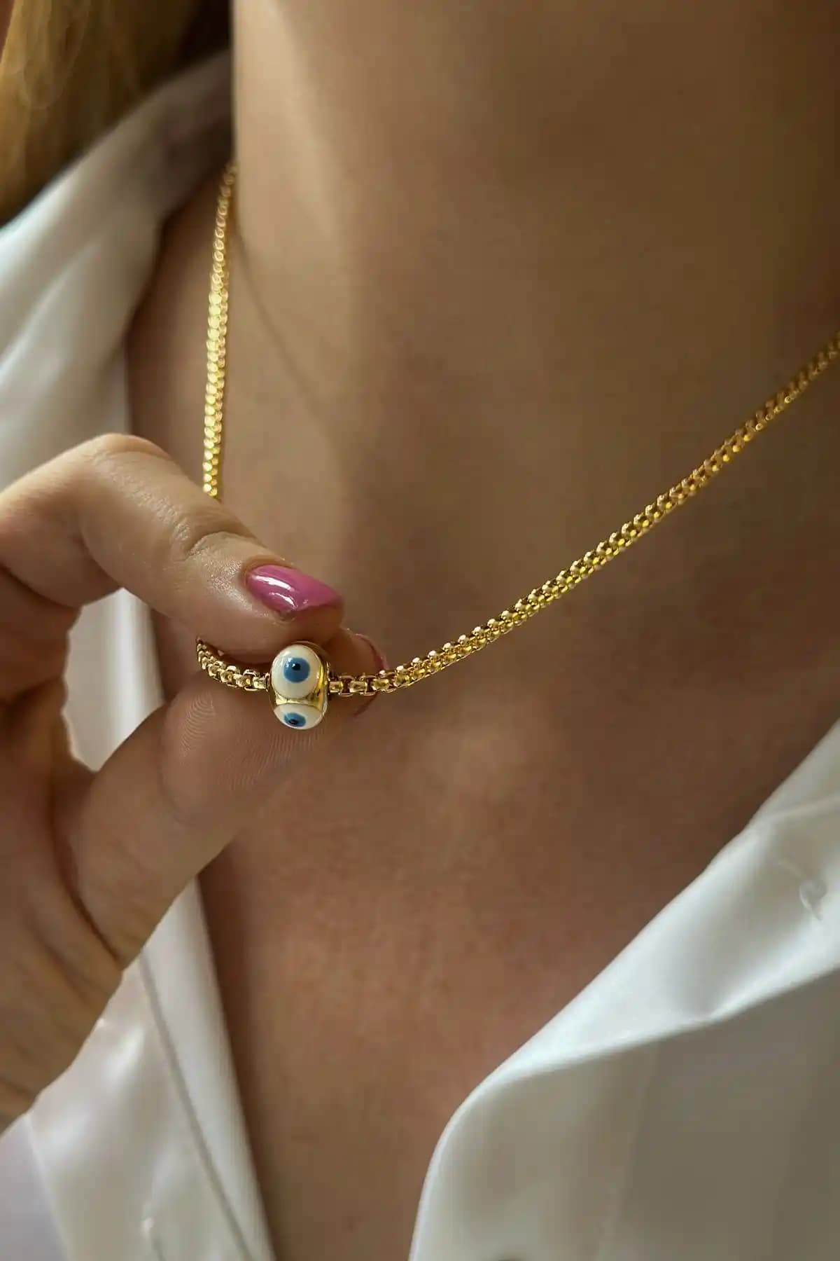 Beyaz Mineli Nazar Detaylı Sık Zincirli Kolye - Zarif ve Dayanıklı Takı Seçeneği