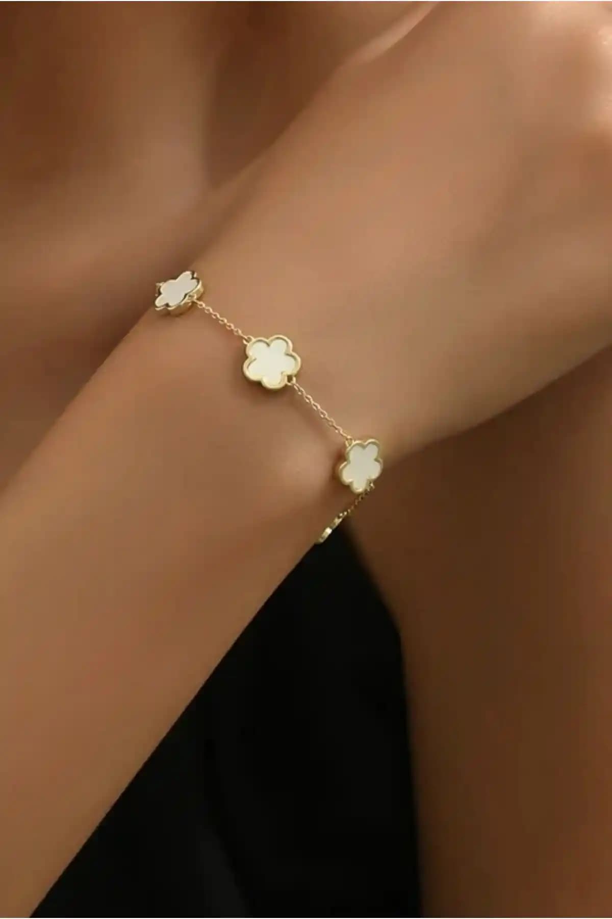 Bileklik Karşılaştırması: Monalisatoka Yonca ve PEARLESS LOVE Çelik Modelleri