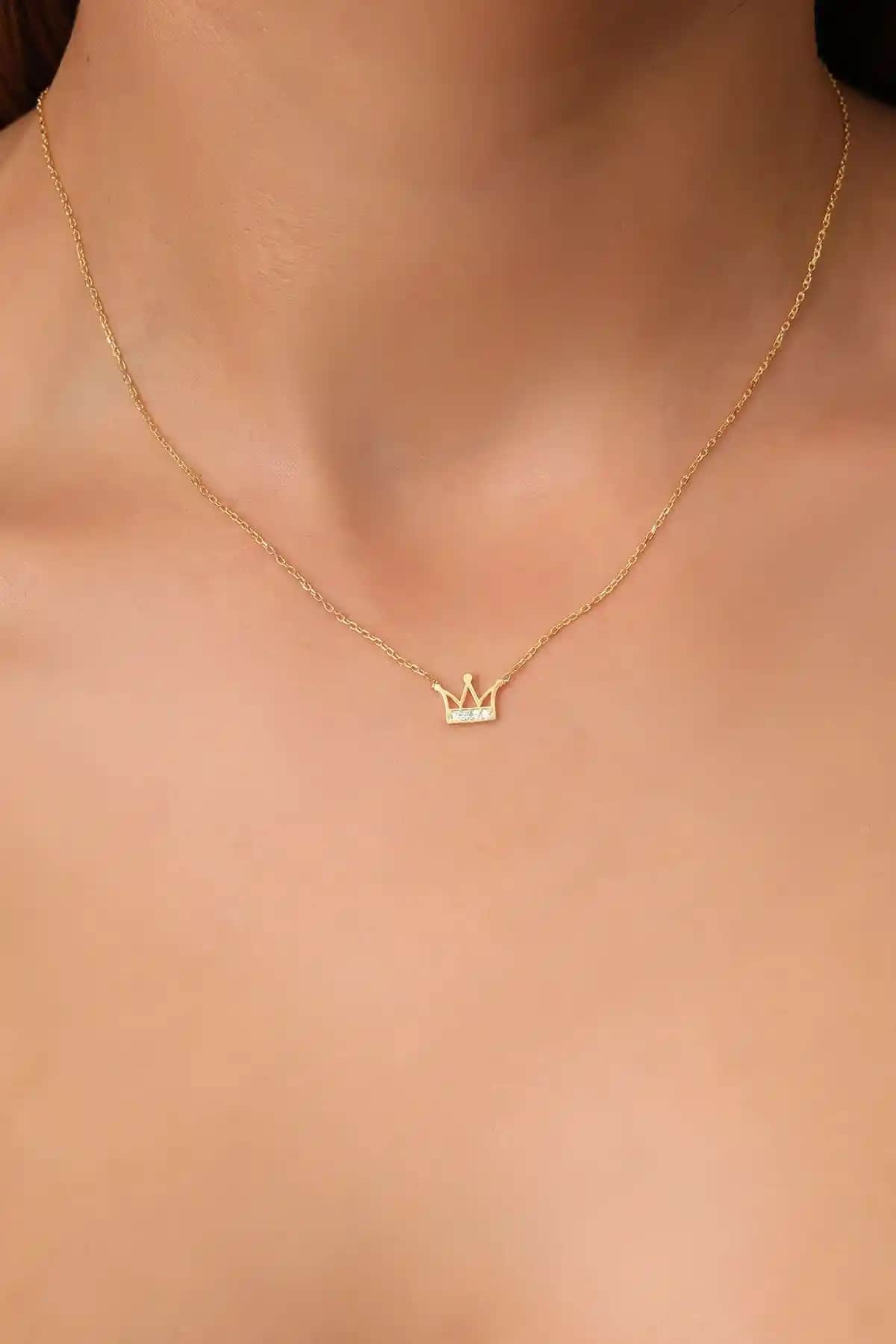 Bilsen Store 925 Ayar Gümüş Zincirli Altın Kaplama Beyaz Zirkon Taşlı Taç Kolye