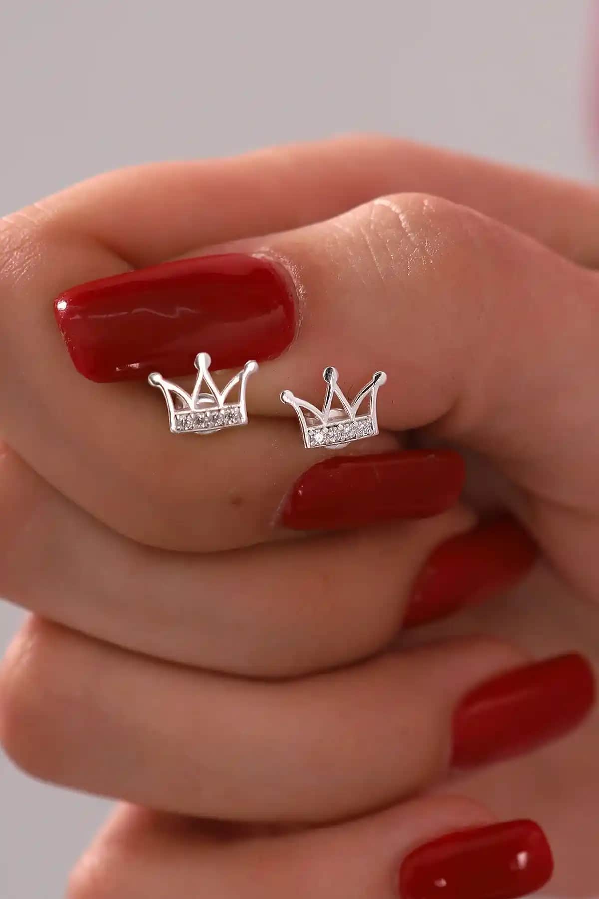 Bilsen Store Gümüş Zirkon Taşlı Minimal Taç Modeli Küpe - Şık ve Dayanıklı Tasarım