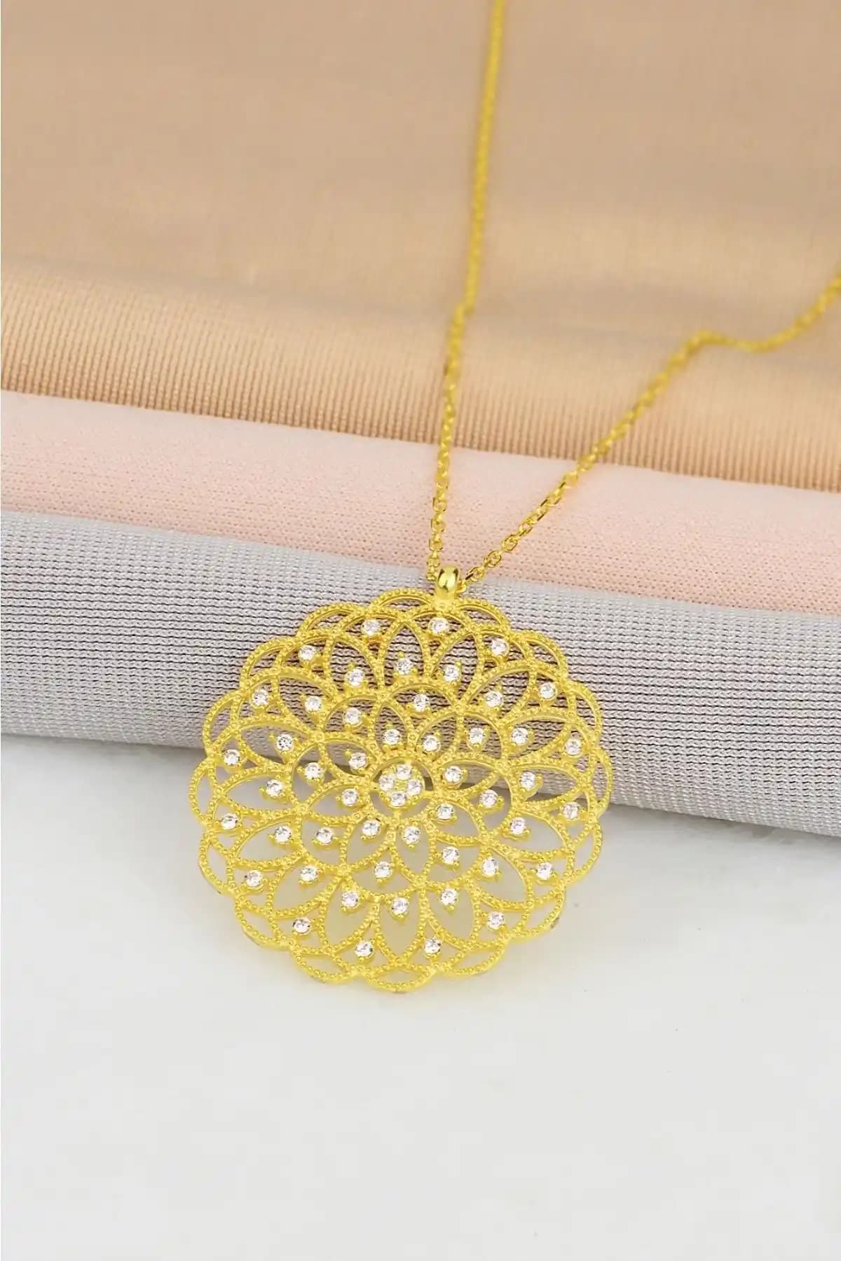 Bilsen Store'un 925 Ayar Gümüş Zincirli Altın Kaplama Yaşam Çiçeği Kolye