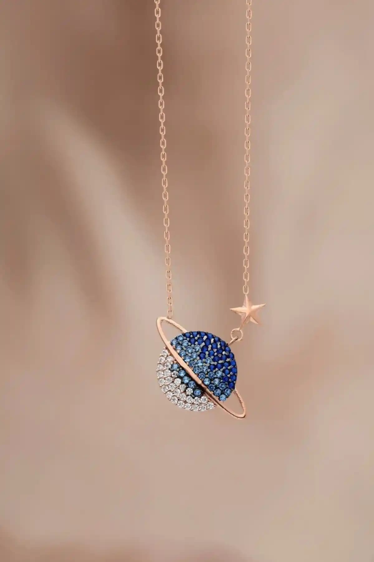 Bilsen Store'un Modern ve Şık Doğal Taşlı Gümüş Kadın Kolyesi Özgün Tasarım ve Evrensel Sembollerle