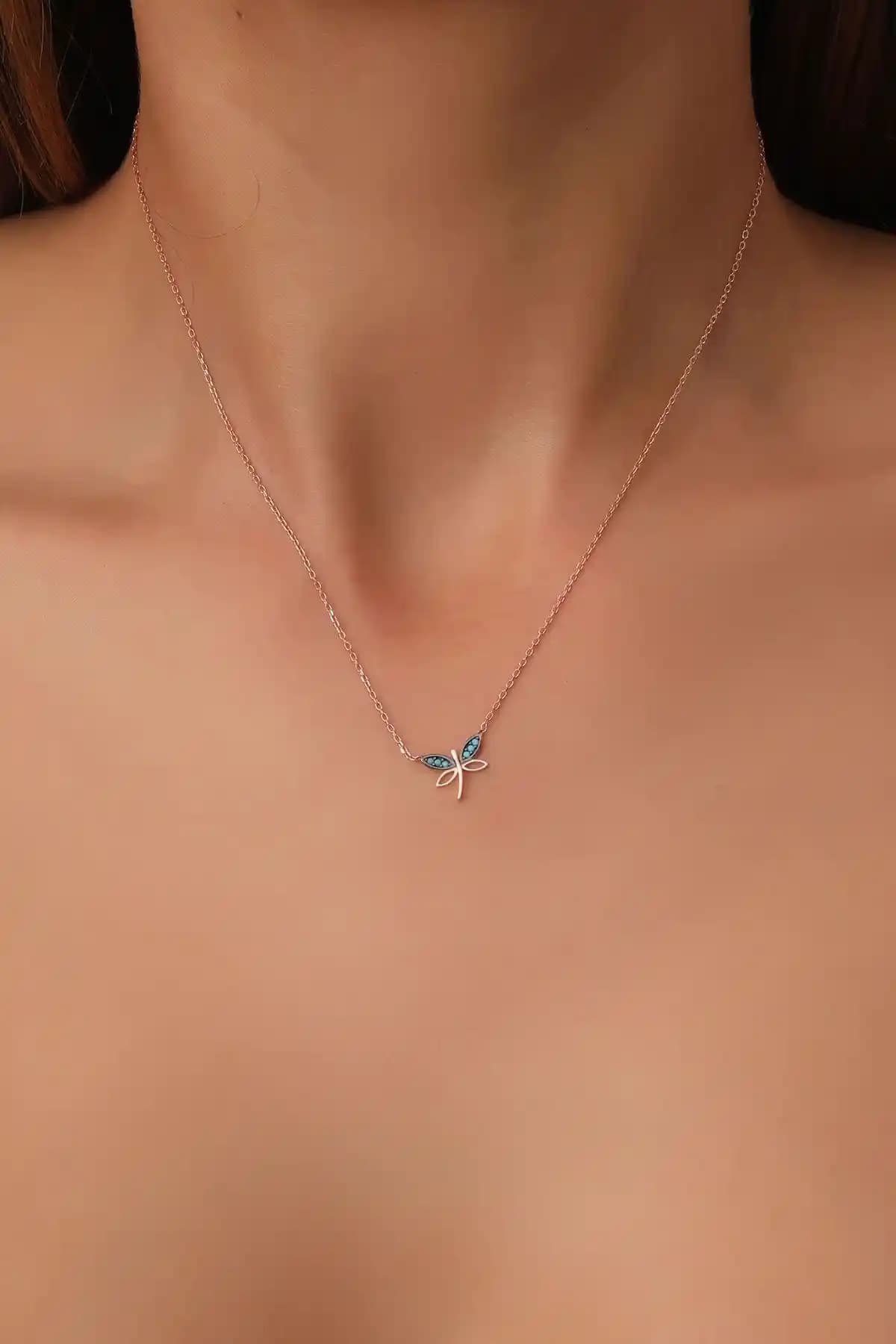 Bilsen Store ve Elika Silver Kadın Kolye Karşılaştırması: Tasarım ve Malzeme Analizi