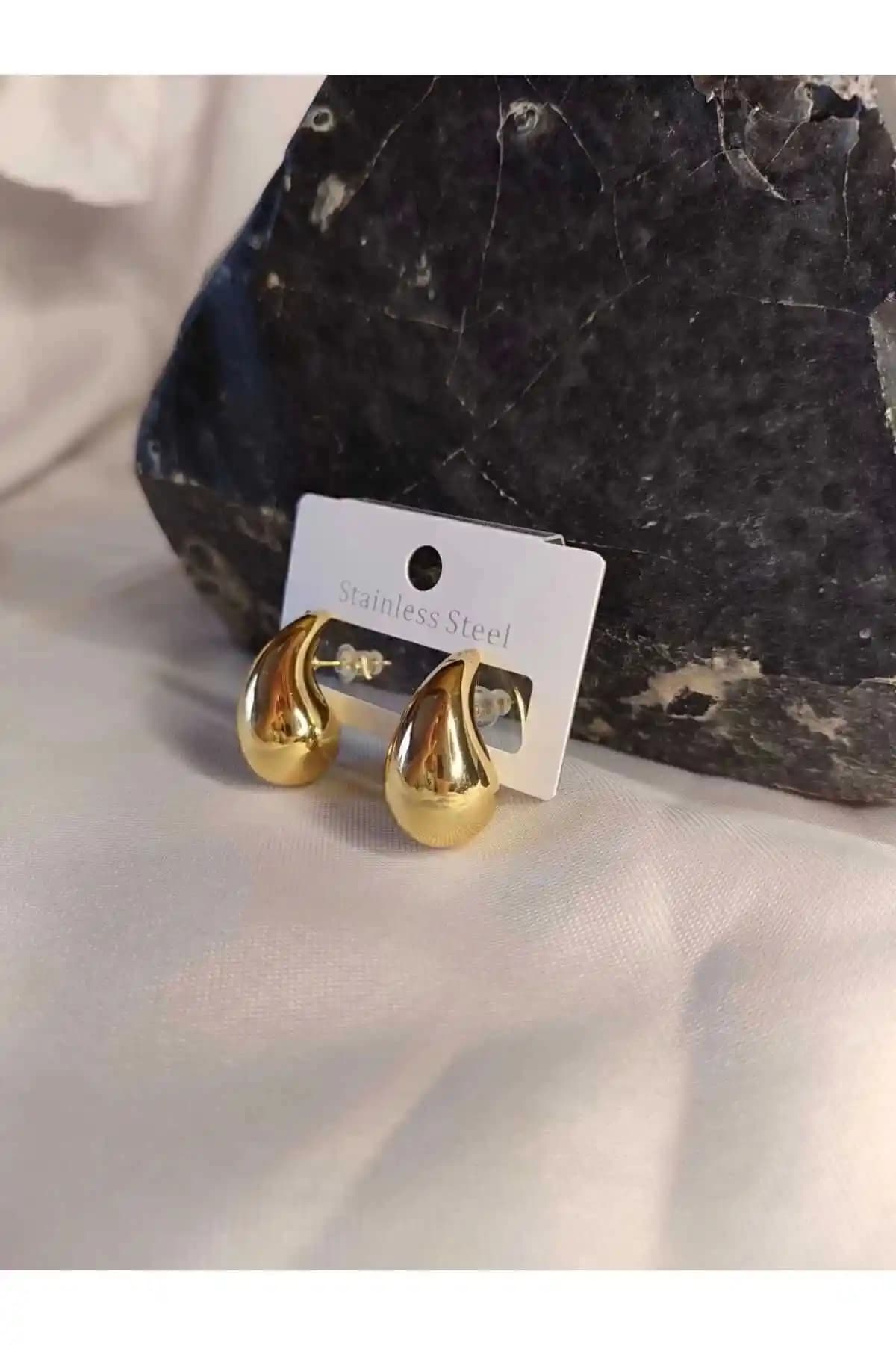 Bottega Çelik Küpe: Modern Tasarım ve Dayanıklılık Sunan Altın Renkli Küpe Ürünü