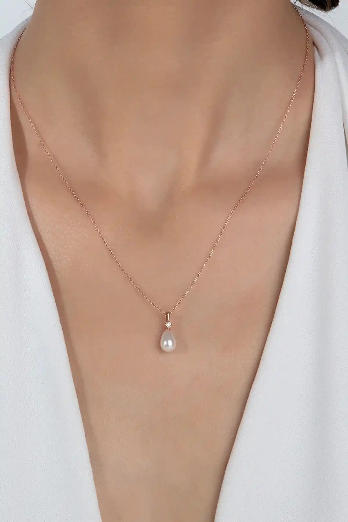 By More 925 Ayar Güçmüş Beyaz Damla İnci Kolye: Zarif ve Kaliteli Takı Seçeneği