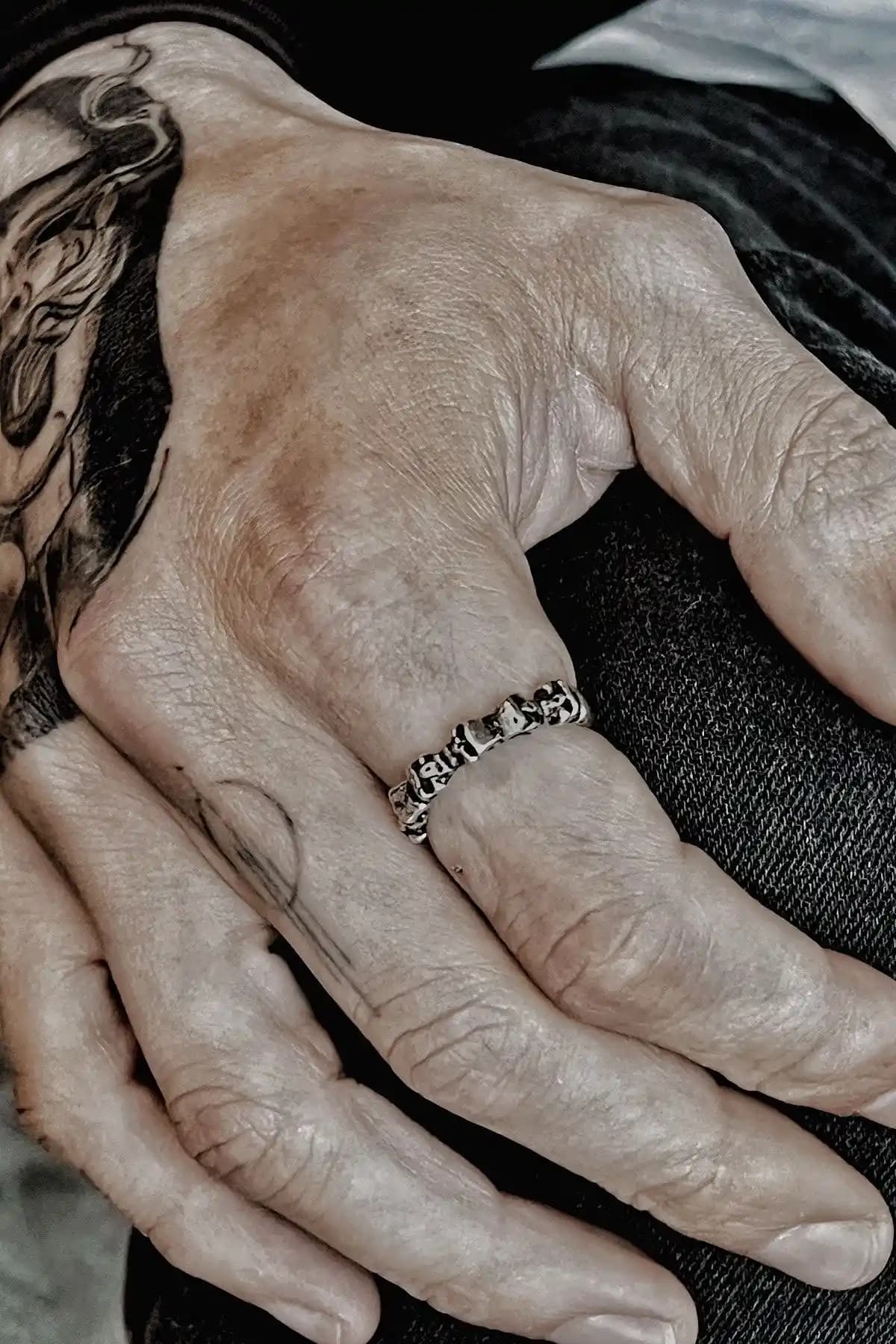 Capo Minimal Kurukafa Yüzük: Modern ve Şık Tasarımıyla Dayanıklı Aksesuar