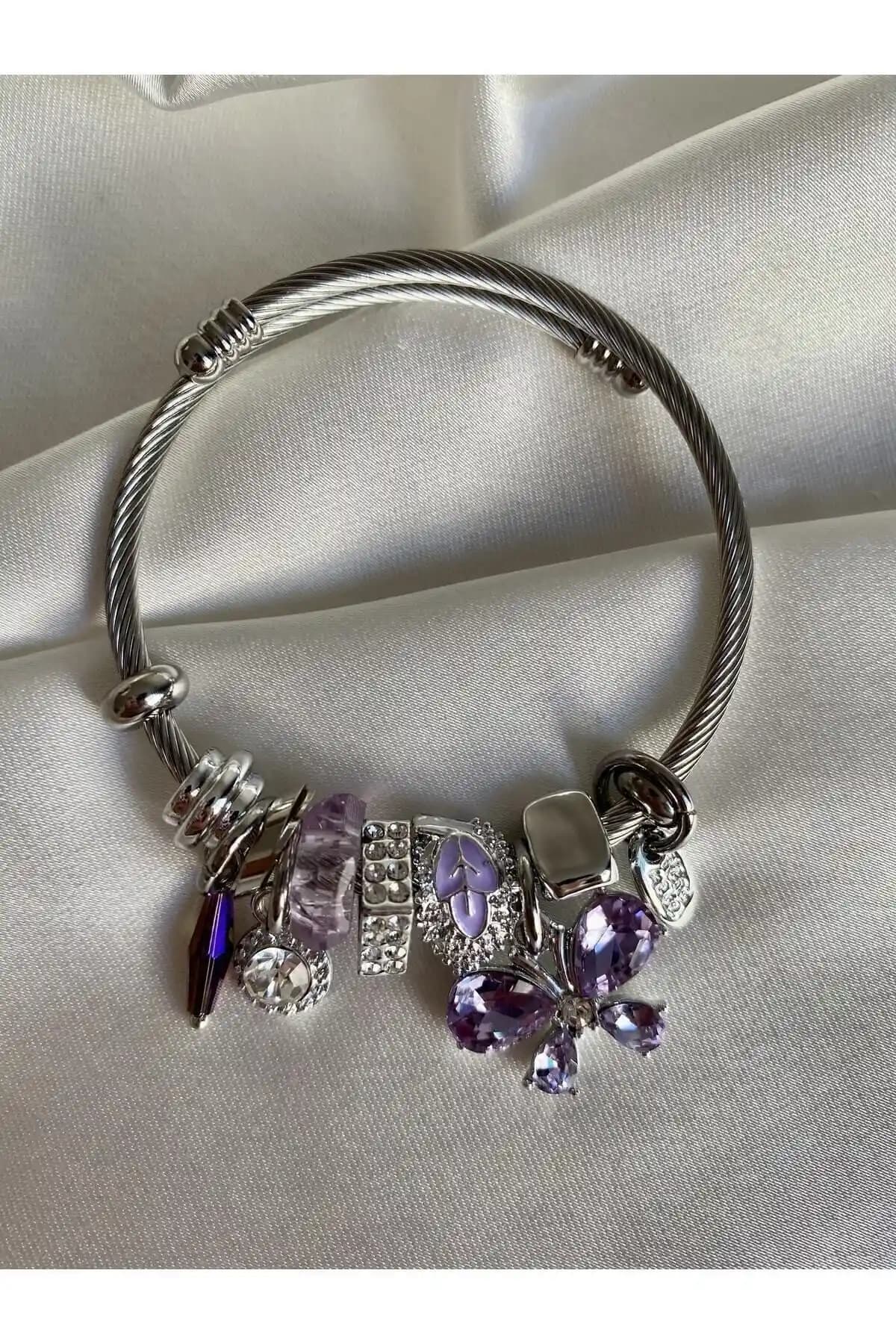 Çelik Charm Bileklik Karşılaştırması: Modern Tasarımlar ve Kullanım Avantajları