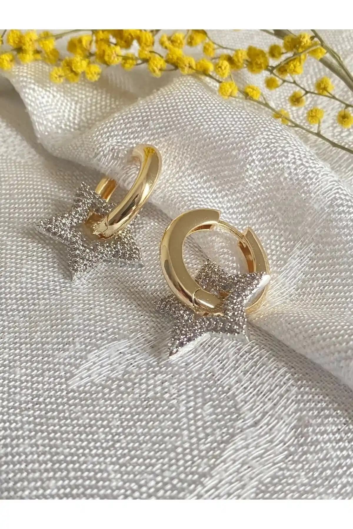 Çelik Gizar Aks Gold Halkada Zirkon Kaplı Yılz Küpe: Şık ve Dayanıklı Takı Seçeneği