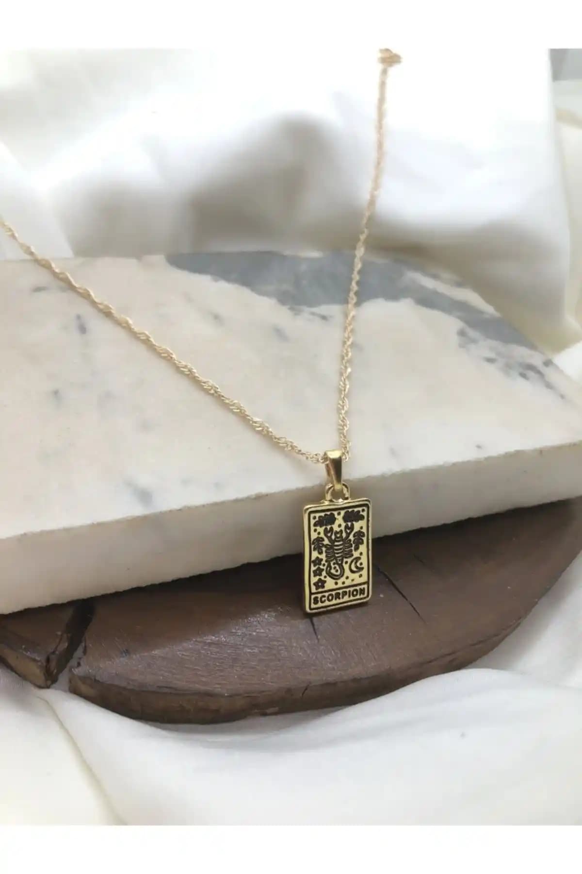 Claritas Kadın Altın Kaplama Akrep Burcu Dikdörtgen Kolye Şık ve Anlamlı Tasarım
