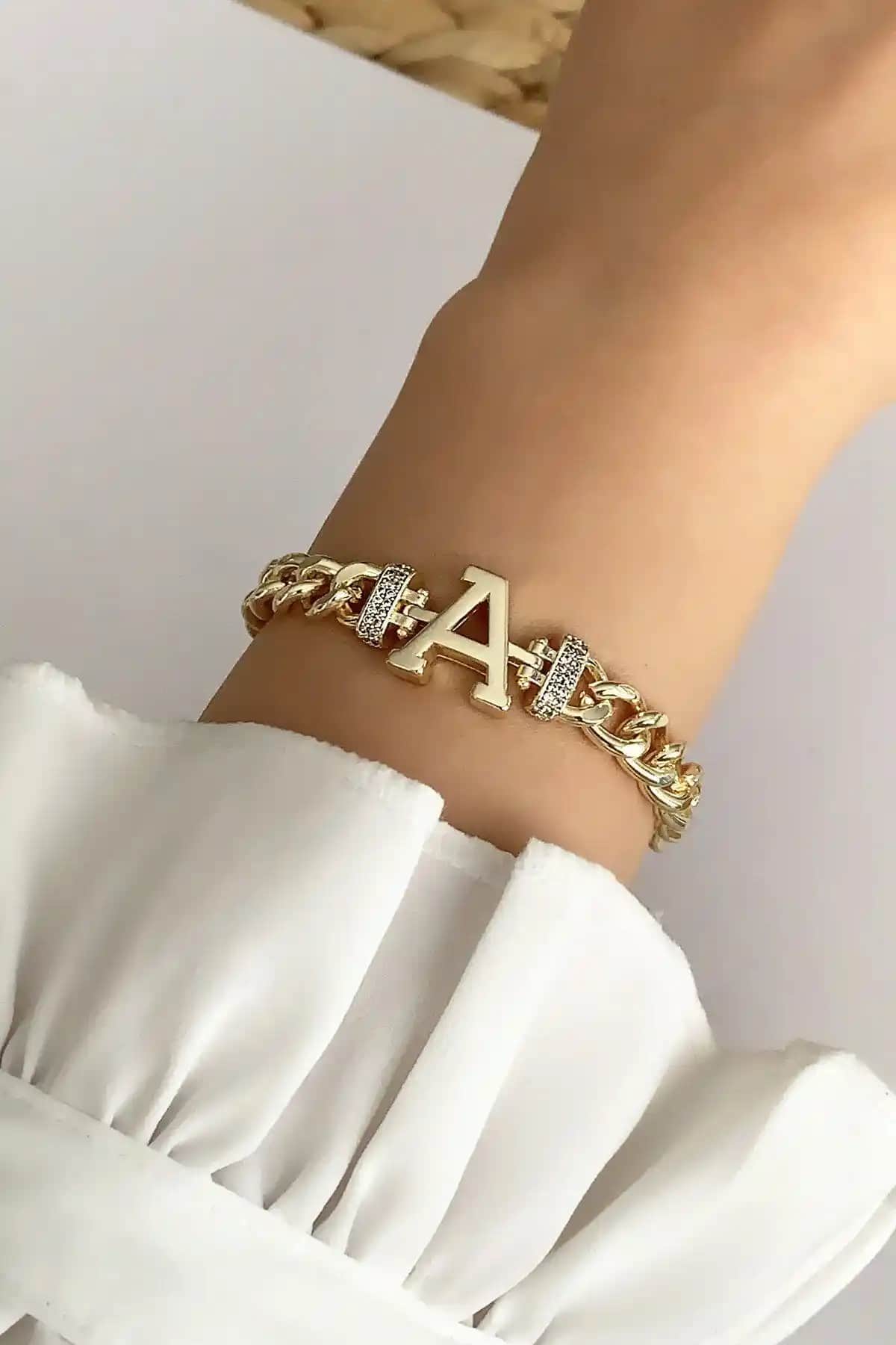 Çlk Accessories Gold A Harf Bileklik: Estetik ve Fonksiyonelliği Bir Arada Sunar
