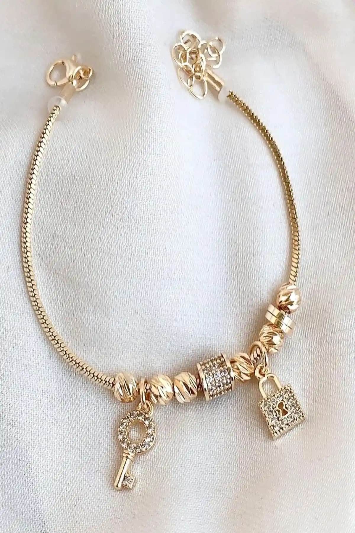 Demokan Kadın Altın Renkli Zirkon Detaylı Kilit Anahtar Bileklik Özellikleri ve Şıklık