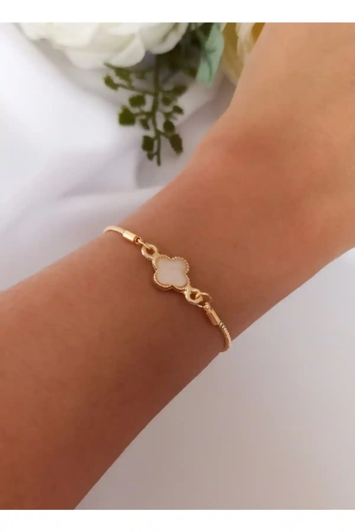 Denizdenal Sedef Yonca Şans Bilekliği A Modern ve Şık Genç Takı Tasarımı