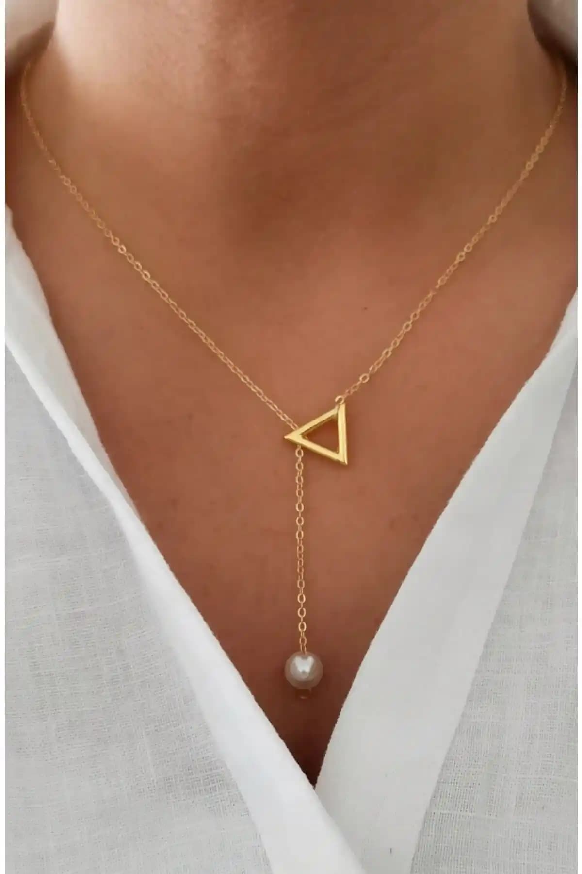 Denizdenal Üçgen Kolye İnci Uçlu: Şıklık ve Zarafetin Modern Tasarımı