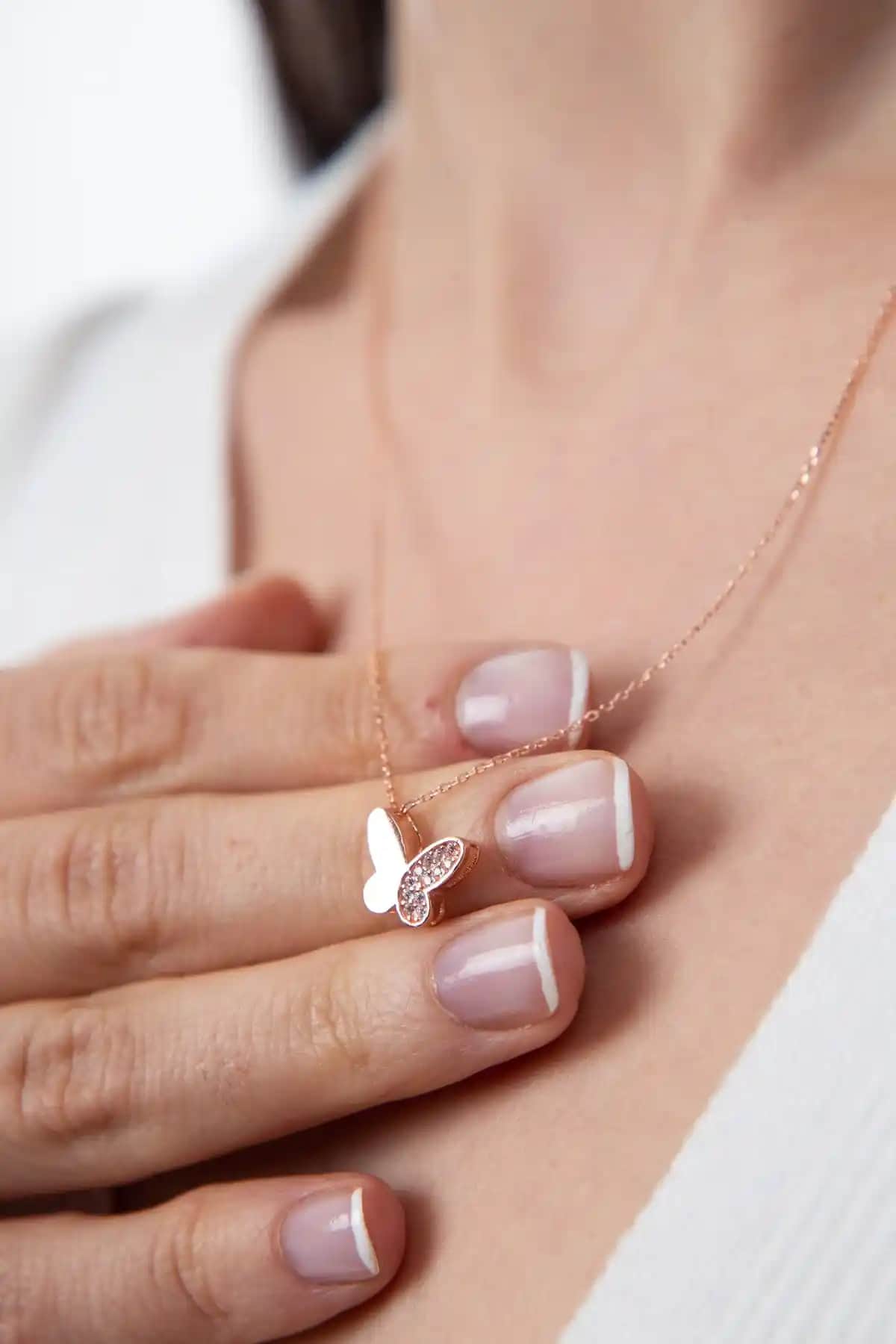 Elika Silver Kadın Beyaz Taş Detaylı Kelebek Model Gümüş Kolye Şıklık ve Zarafetin Simgesi