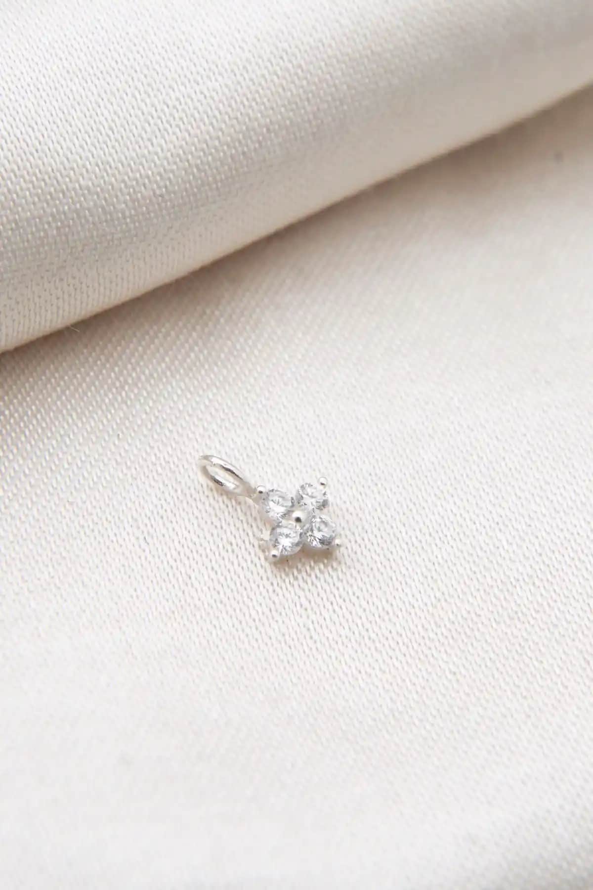 Elika Silver Kadın Minimal Çiçek Model 925 Ayar Gümüş Kolye Ucu Şık ve Zarif Tasarım