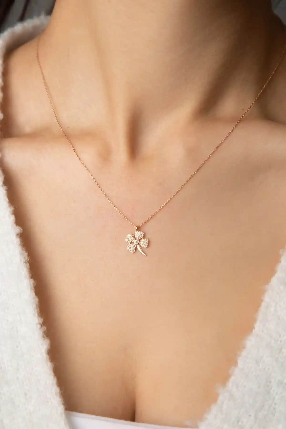 Elika Silver Kadın Taşlı Yonca Model 925 Ayar Gümüş Kolye Zarif ve Doğal Tasarım