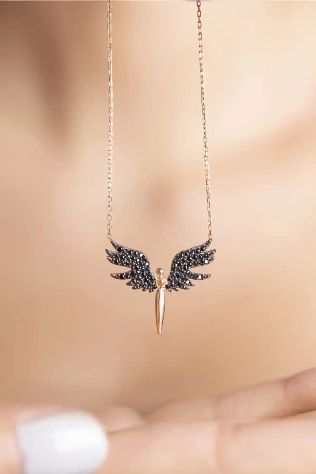 Elika Silver Mikail Meleği Siyah Taşlı 925 Ayar Gümüş Kolye Modern ve Anlamlı Takı