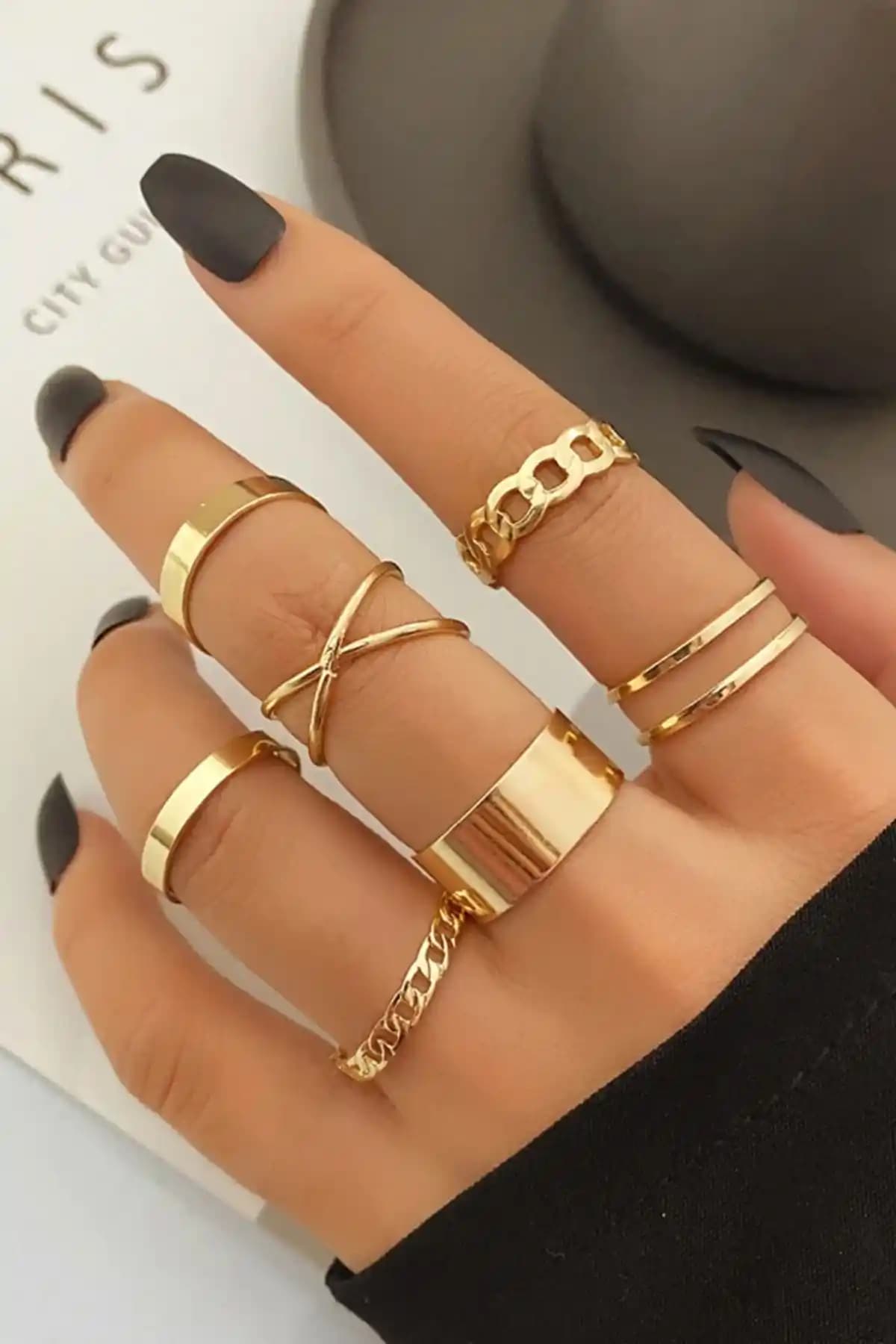 Ervalina 8'li Tasarım Yüzük Seti: Şık ve Dayanıklı Altın Renkli Takı Koleksiyonu