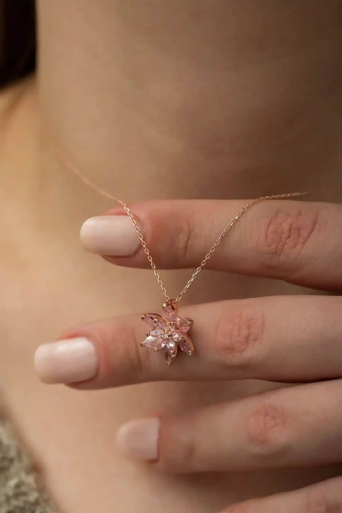 Ervanur kadın pembe taşlı lotus çiçeği kolye: şıklık ve kaliteyi yansıtan zarif tasarım