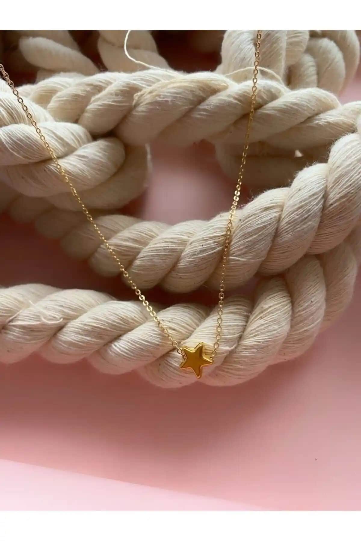 Everglow Minimal Yıldız Kolye: Şıklık ve Zarafetin Modern Sembolü