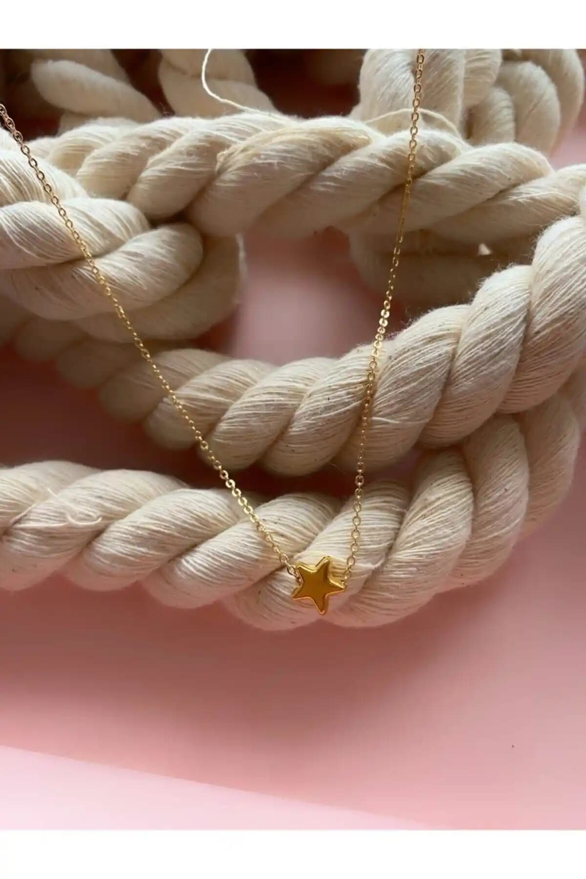 Everglow Minimal Yıldız Kolye: Şıklık ve Zarafetin Modern Sembolü