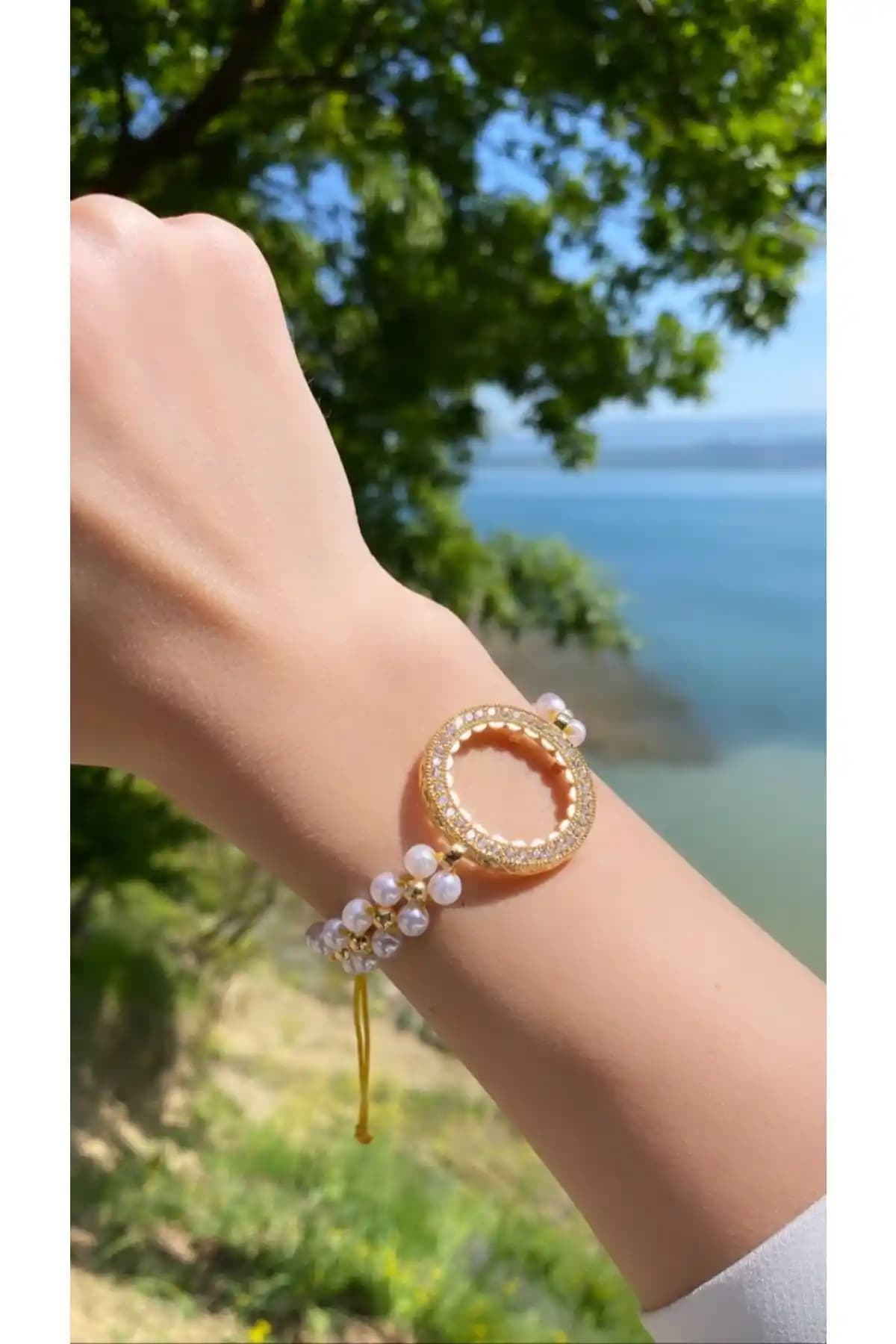 Fanjew Çeyrek Altın Uyumlu İnci Detaylı Bileklik: Şıklık ve Zarafetin Modern Sembolü