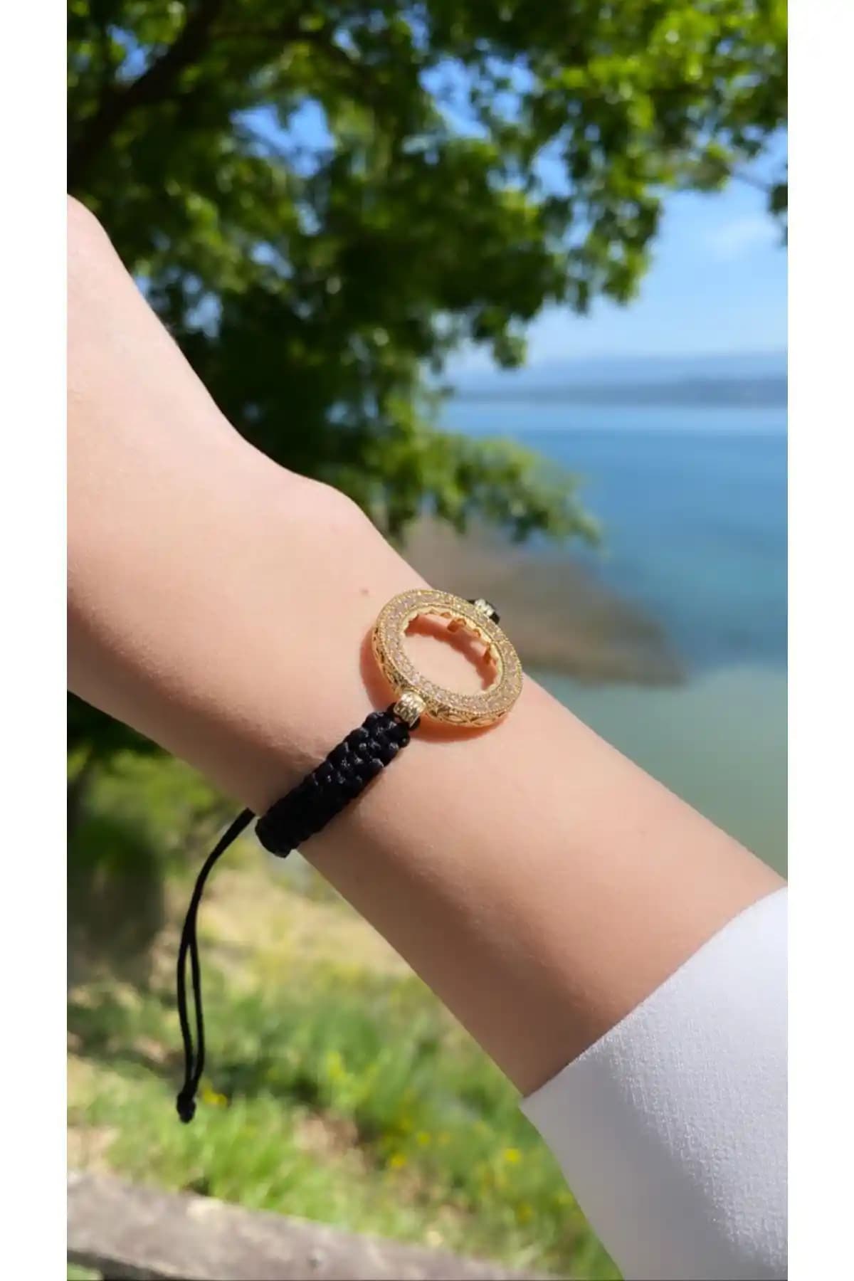 Fanjew Çeyrek Altın Uyumlu Makrome Bileklik: Şıklık ve Zarafetin Modern Yansıması