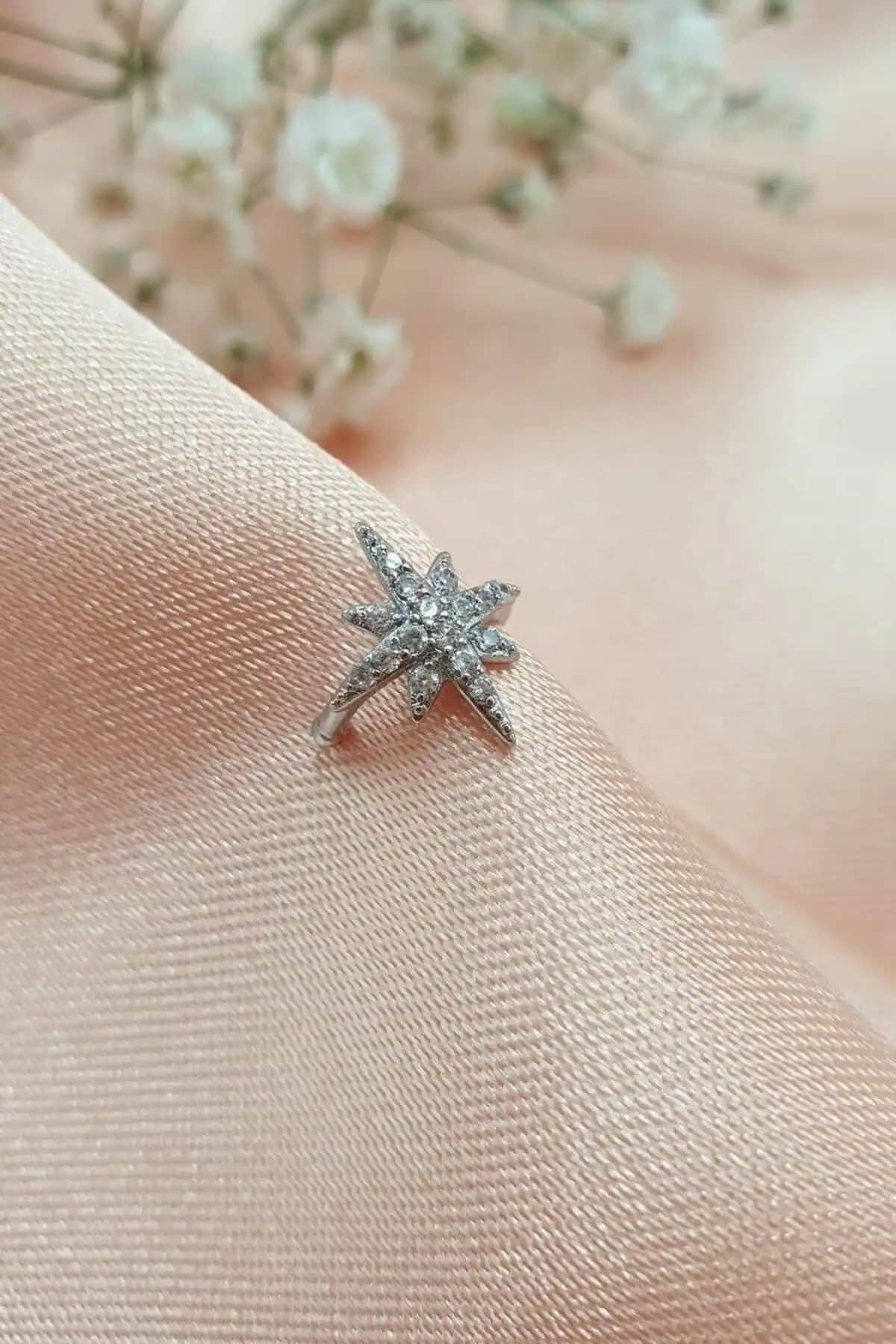 Güleş Renkli Kuzey Yıldızı Sıkıştırmalı Kıkırdak Küpe Modaya Zarif Bir Dokunuş Katar