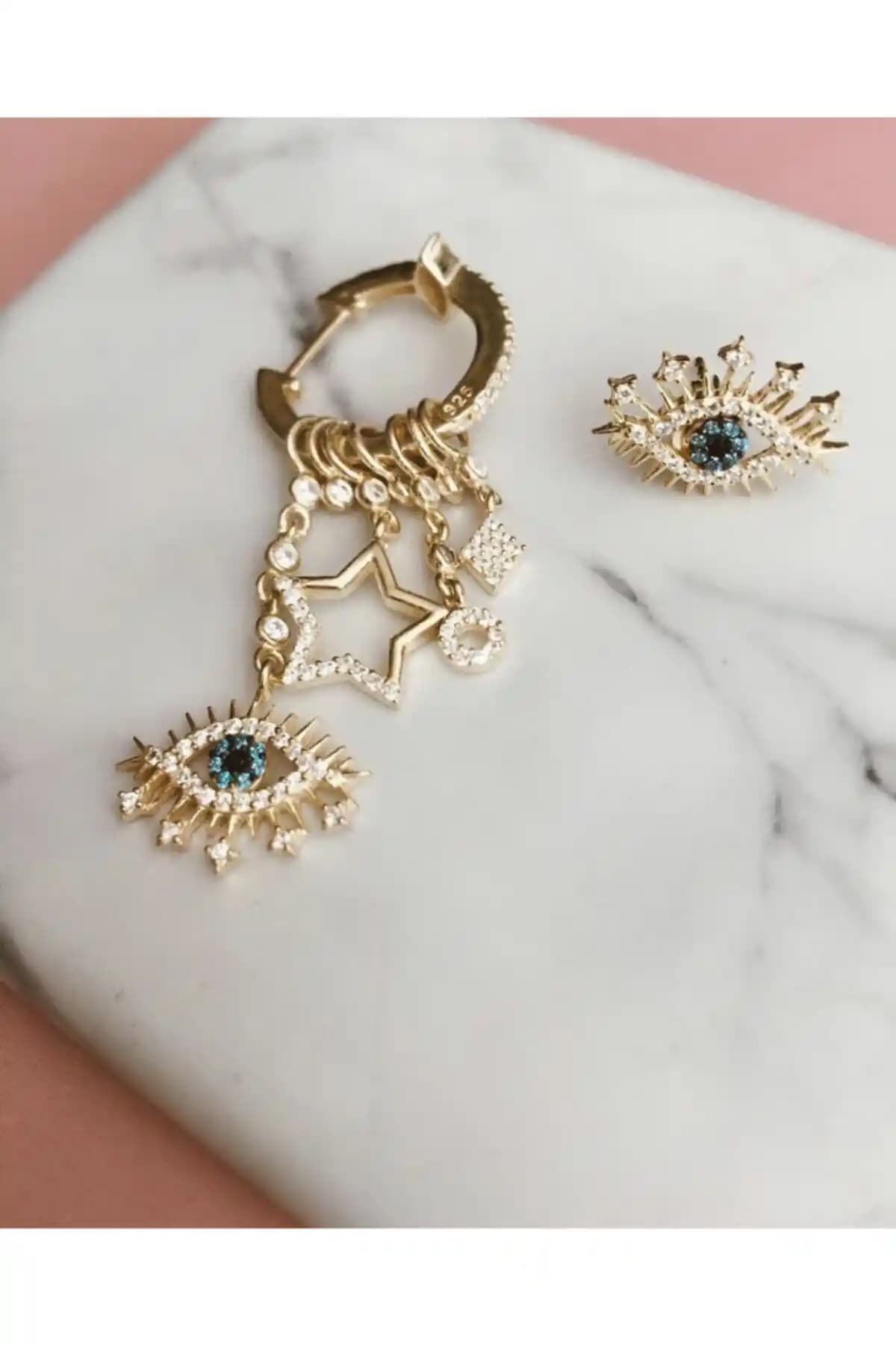 Gülşah Sezer Çoklu Sallantılı Göz Kan Gümeş Gold Küpe: Modern ve Şık Tasarım