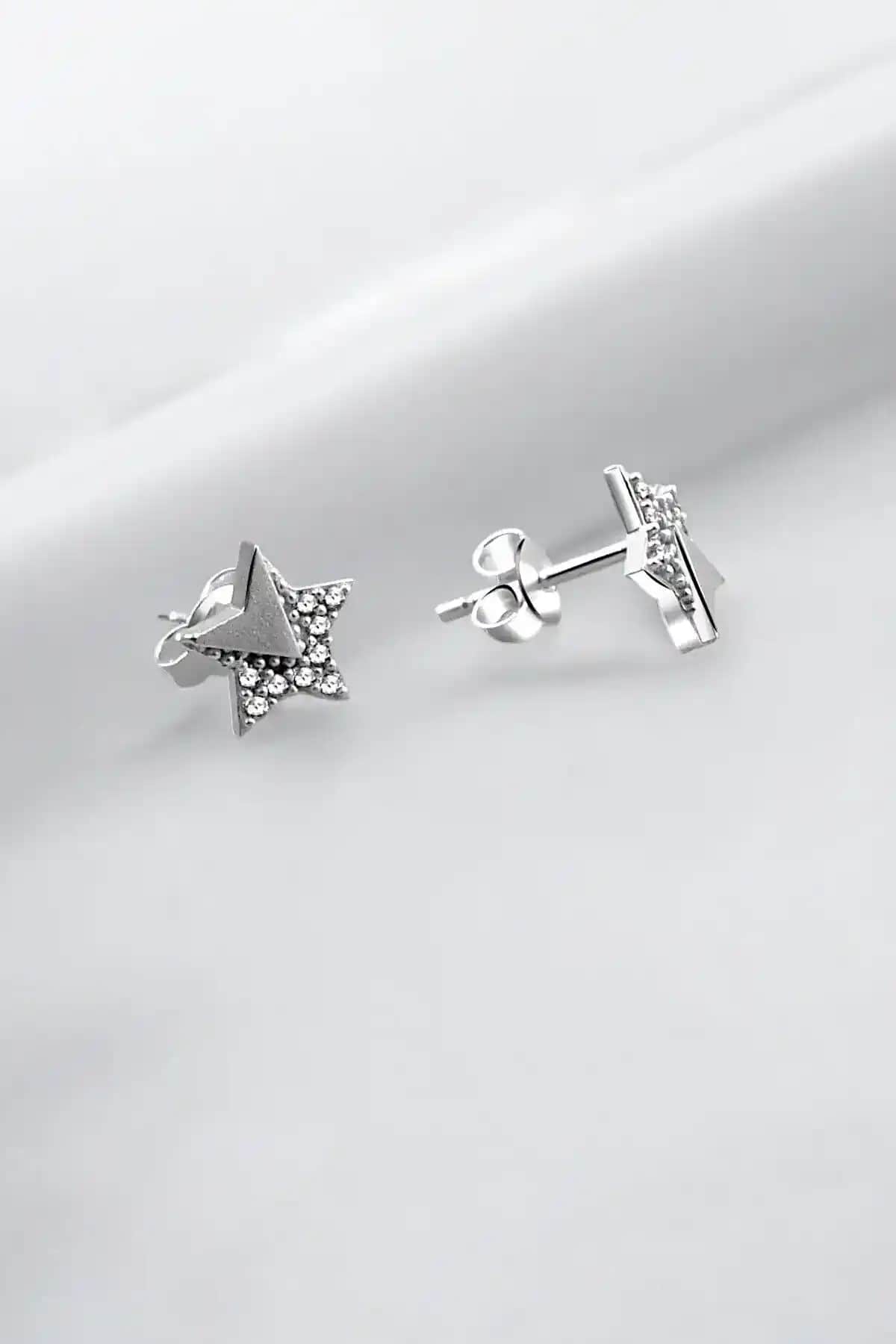 Gümüş 925 Ayar Zirkon Taşlı Kutup Yıldızı ve Kedi Figürlü Küpe Karşılaştırması