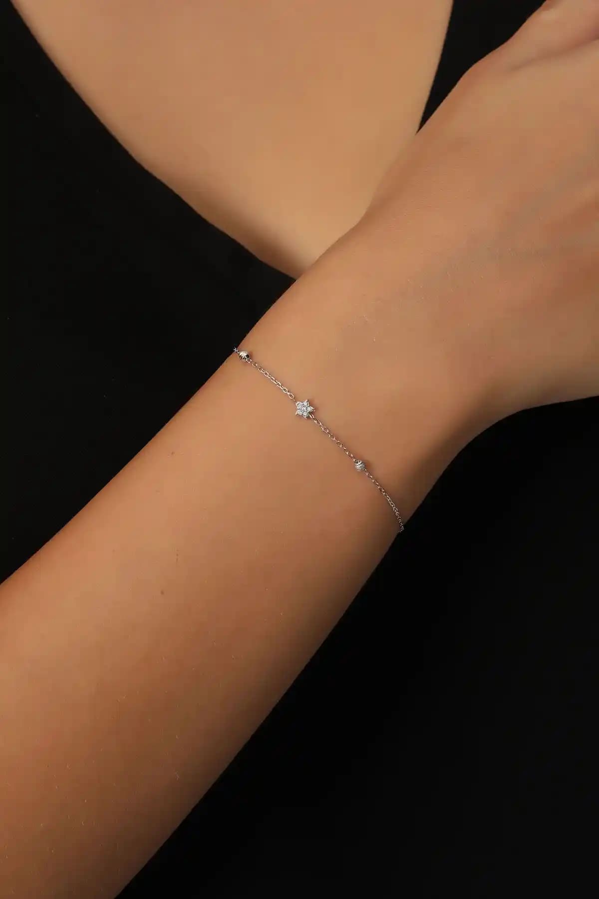 Gümüş Bileklik Karşılaştırması: Bilsen Store ve NEREZE Modelleri İncelemesi