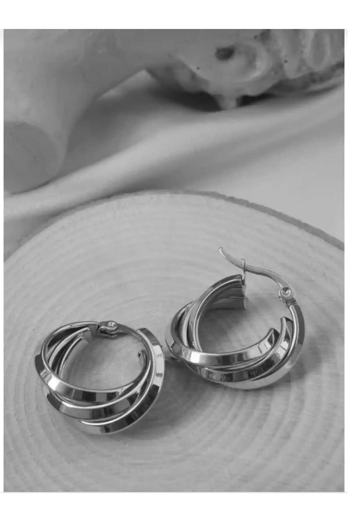 Gümüş Renkli Çelik Halka Küpe: Zarif ve Dayanıklı Modern Takı Aksesuarı