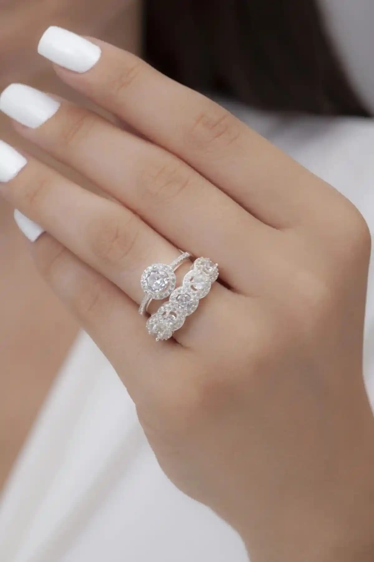 Gümüş Tektaş Beştaş Yüzük Seti: Şıklık ve Dayanıklılığı Bir Arada Sunan Zarif Tasarım