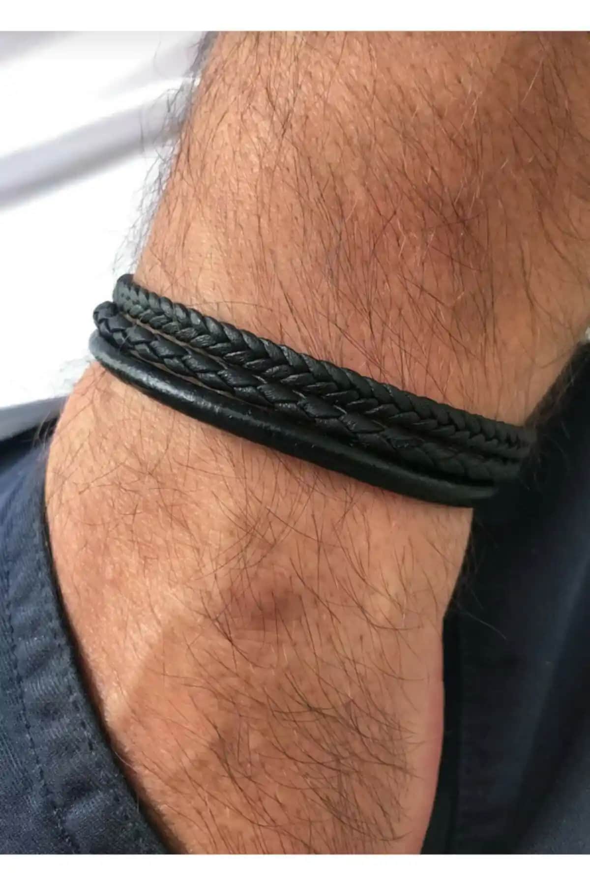 Hakiki deri ve doğal taş detaylarıyla öne çıkan erkek bileklikleri karşılaştırması